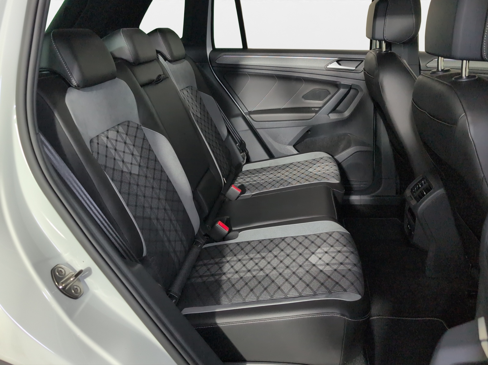 VW Tiguan 2.0TSI R-Line 4Motion DSG-image-9