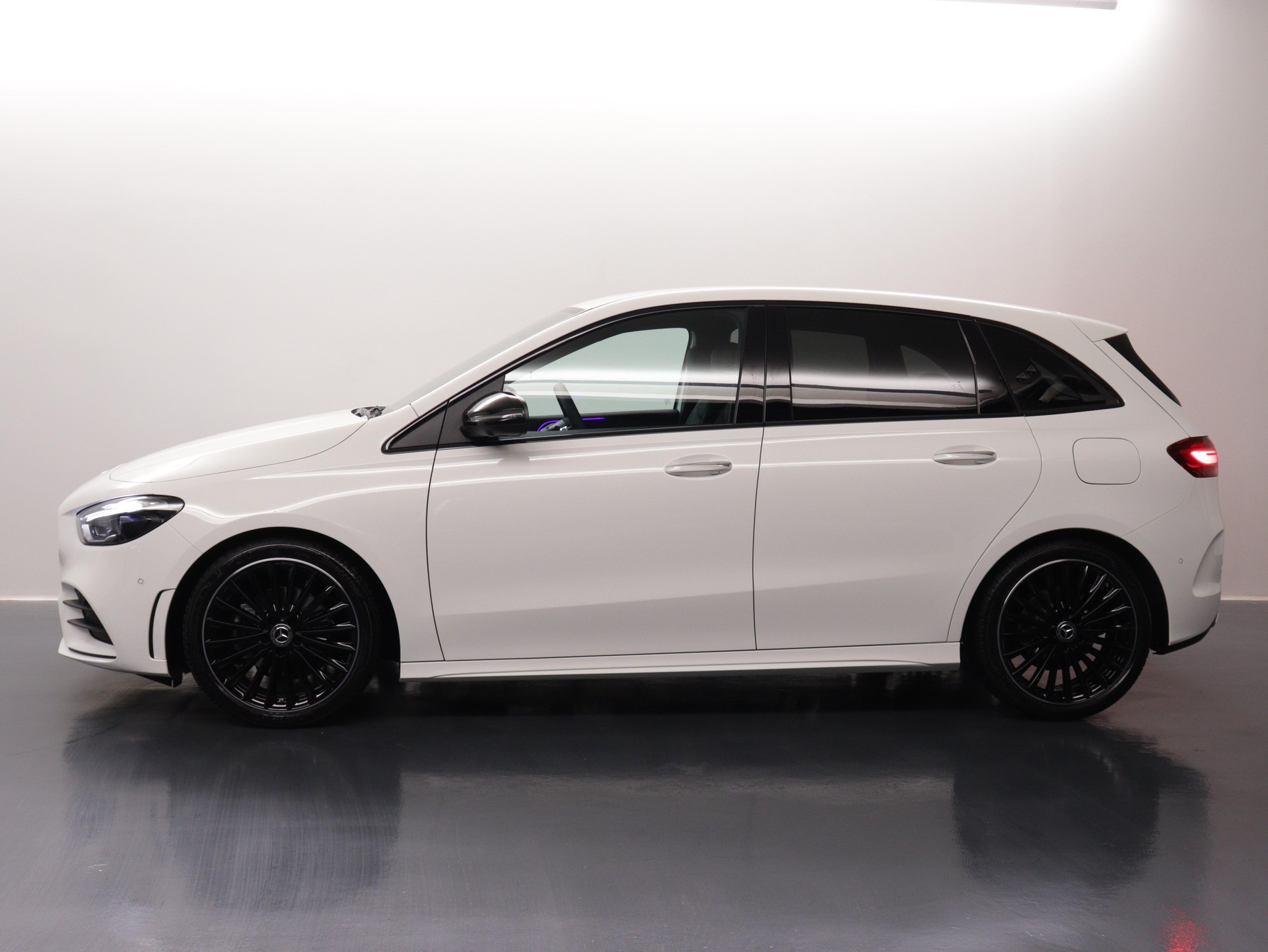 MERCEDES-BENZ B 200 AMG Line-showroom-element-2