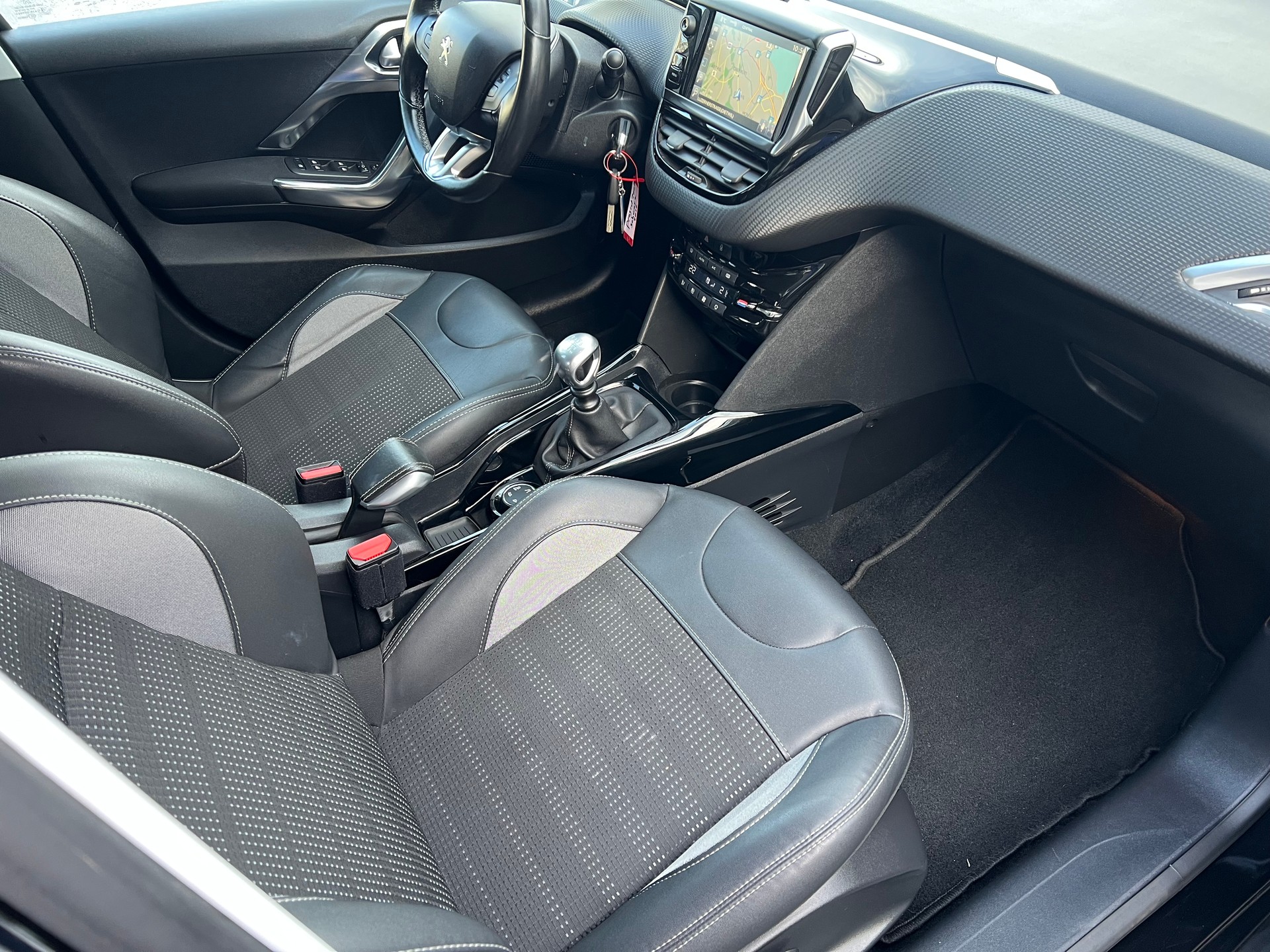 PEUGEOT 2008 1.6 BlueHDi Allure-image-9
