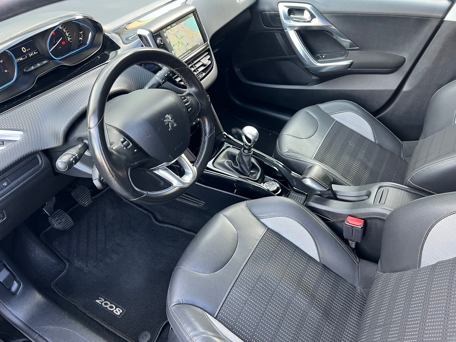 PEUGEOT 2008 1.6 BlueHDi Allure-image-8