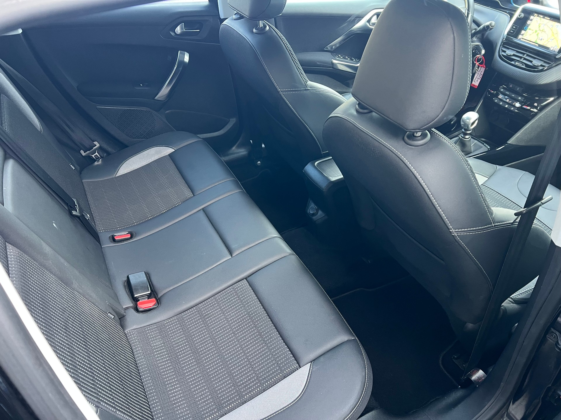 PEUGEOT 2008 1.6 BlueHDi Allure-image-11
