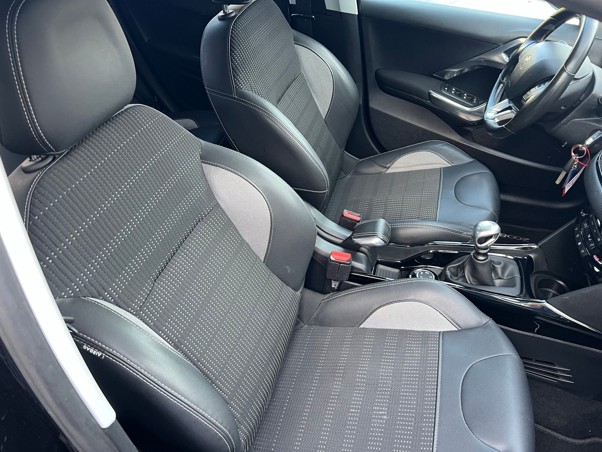 PEUGEOT 2008 1.6 BlueHDi Allure-image-10