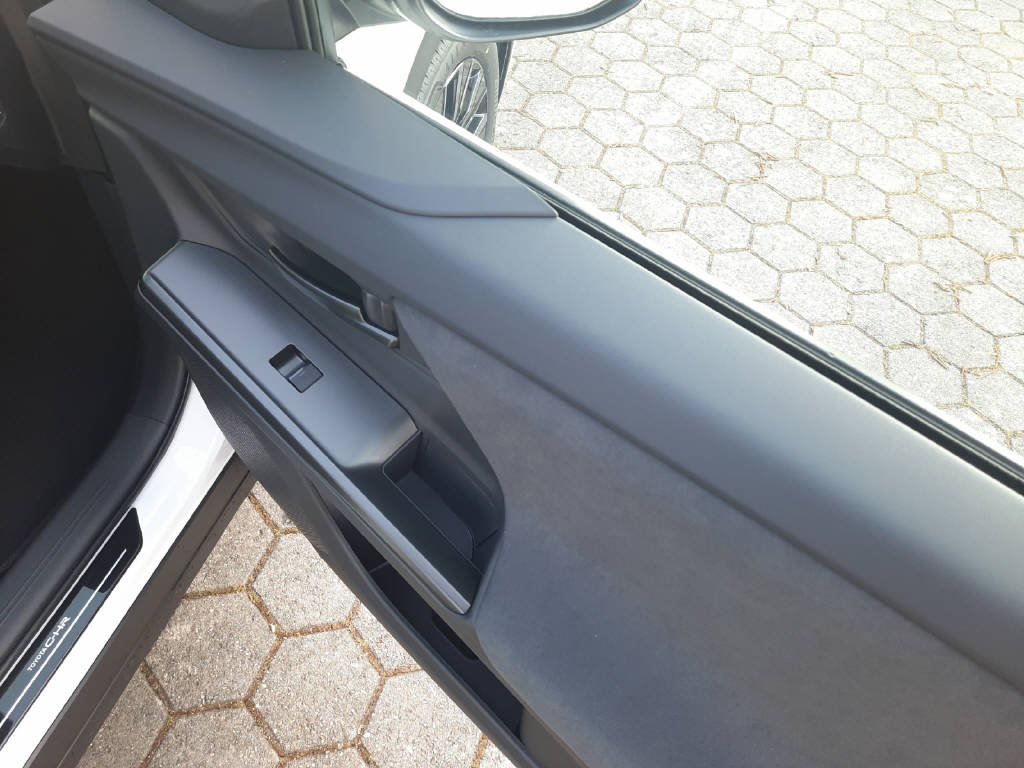 TOYOTA C-HR+ Premium AWD-image-12