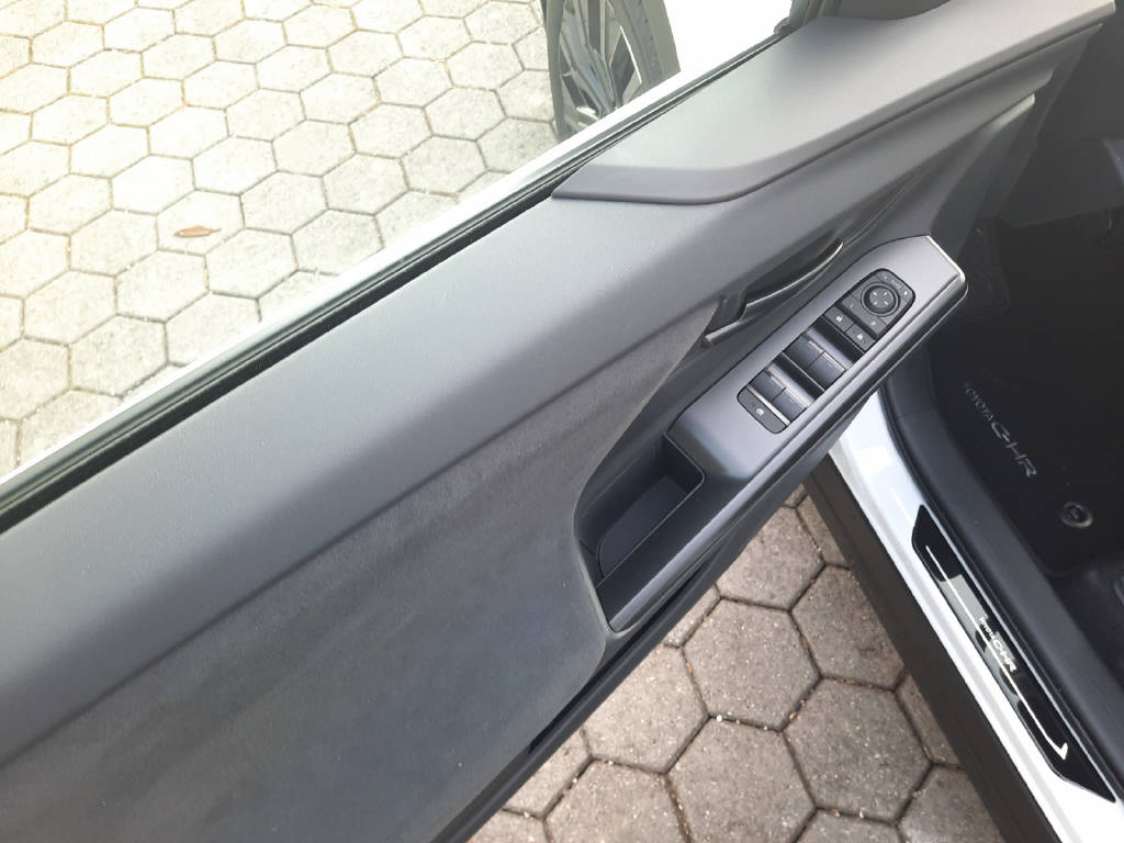 TOYOTA C-HR+ Premium AWD-image-11