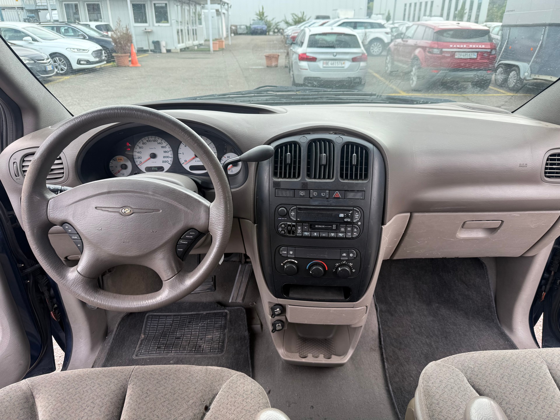 CHRYSLER Voyager 2.4 SE-image-3