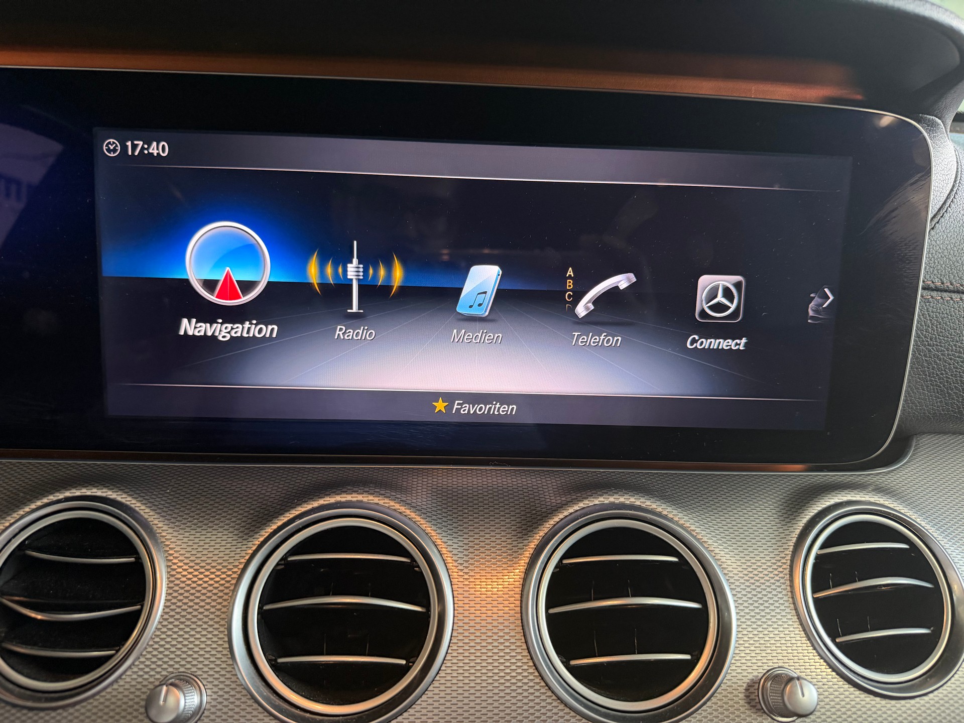 MERCEDES-BENZ E 220 d AMG Line 4Matic 9G-Tronic | CH-Auto | AHK | 360 Kamera-image-17