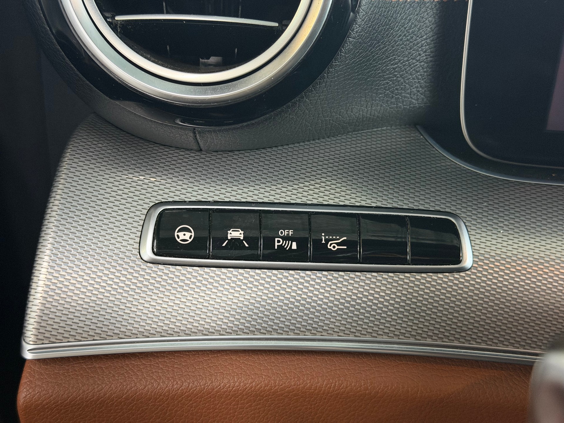 MERCEDES-BENZ E 220 d AMG Line 4Matic 9G-Tronic | CH-Auto | AHK | 360 Kamera-image-23