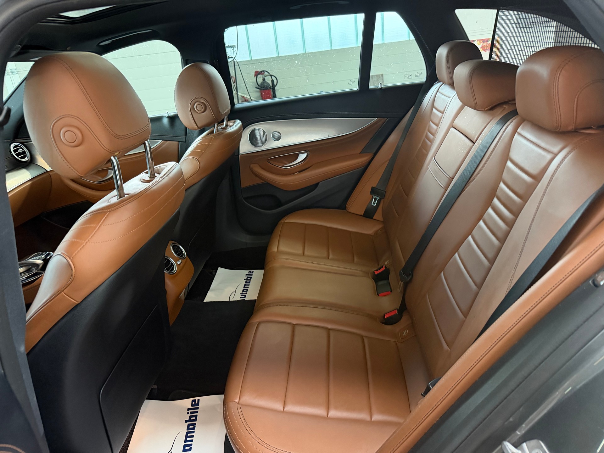 MERCEDES-BENZ E 220 d AMG Line 4Matic 9G-Tronic | CH-Auto | AHK | 360 Kamera-image-9