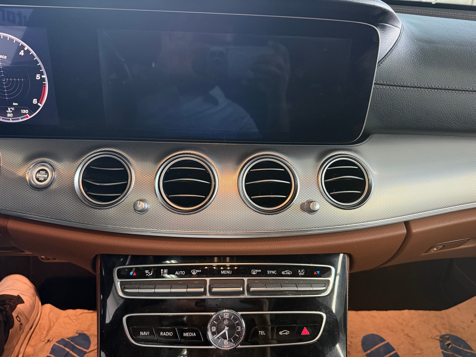 MERCEDES-BENZ E 220 d AMG Line 4Matic 9G-Tronic | CH-Auto | AHK | 360 Kamera-image-14