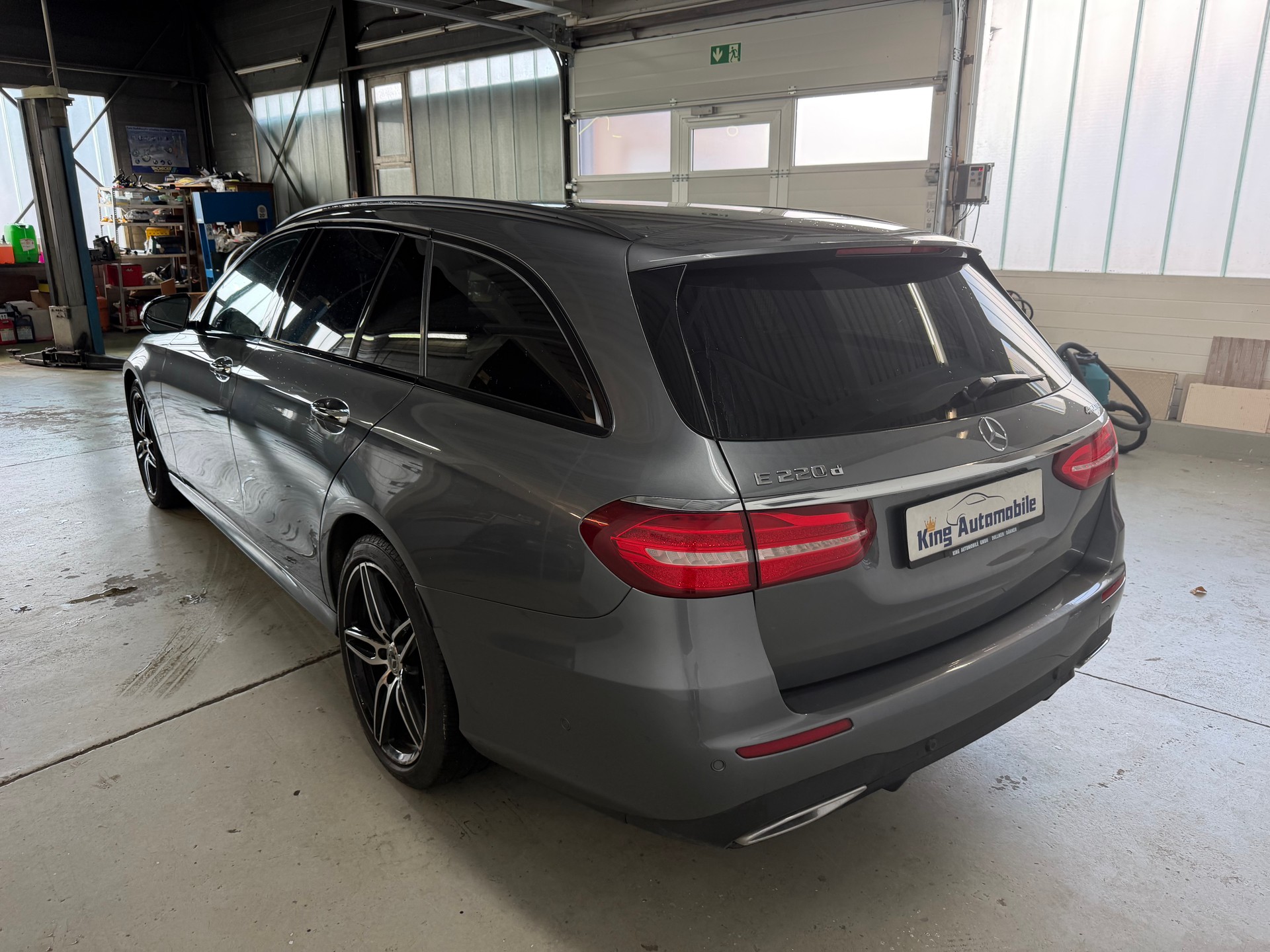 MERCEDES-BENZ E 220 d AMG Line 4Matic 9G-Tronic | CH-Auto | AHK | 360 Kamera-image-4