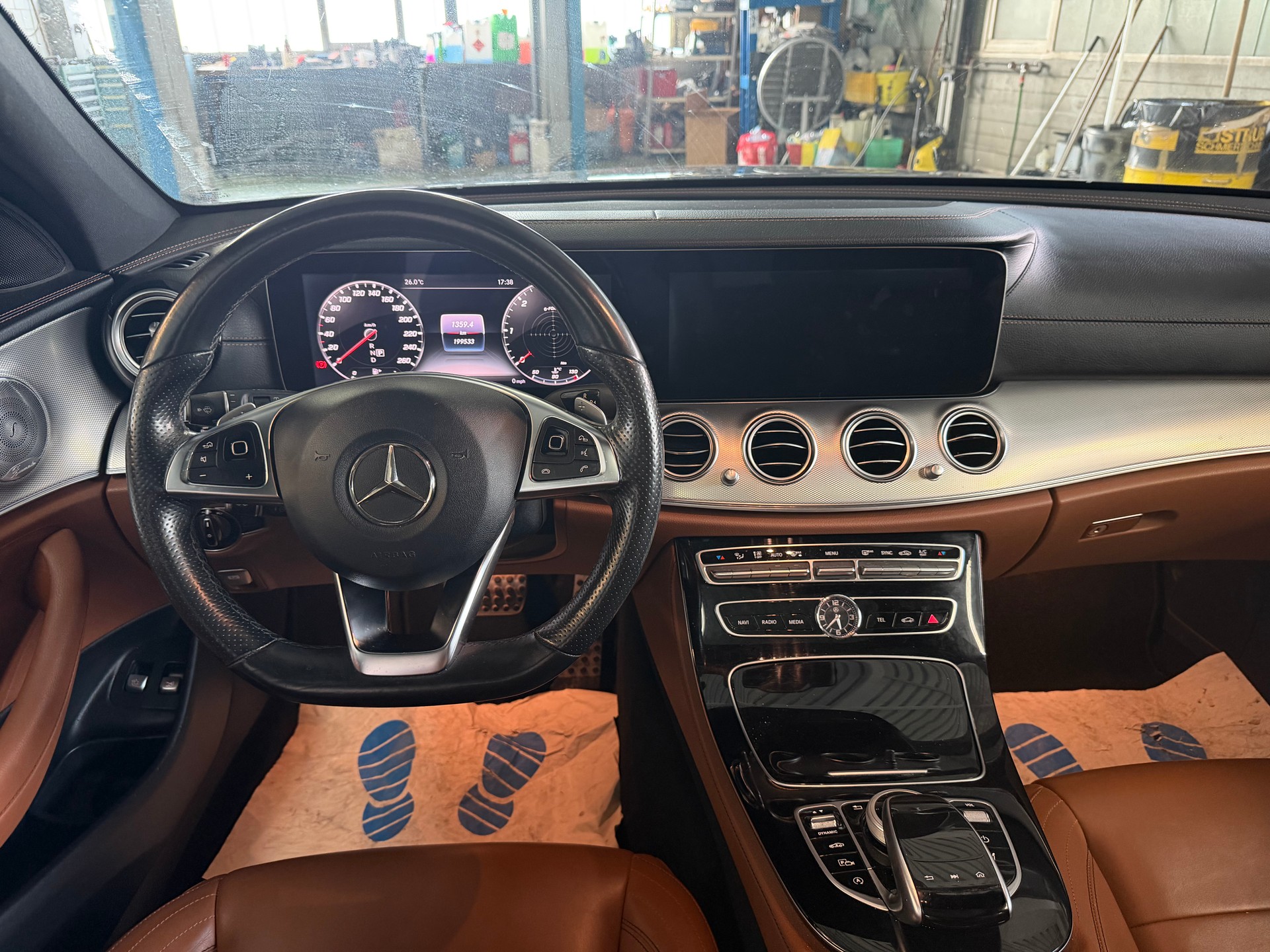 MERCEDES-BENZ E 220 d AMG Line 4Matic 9G-Tronic | CH-Auto | AHK | 360 Kamera-image-13