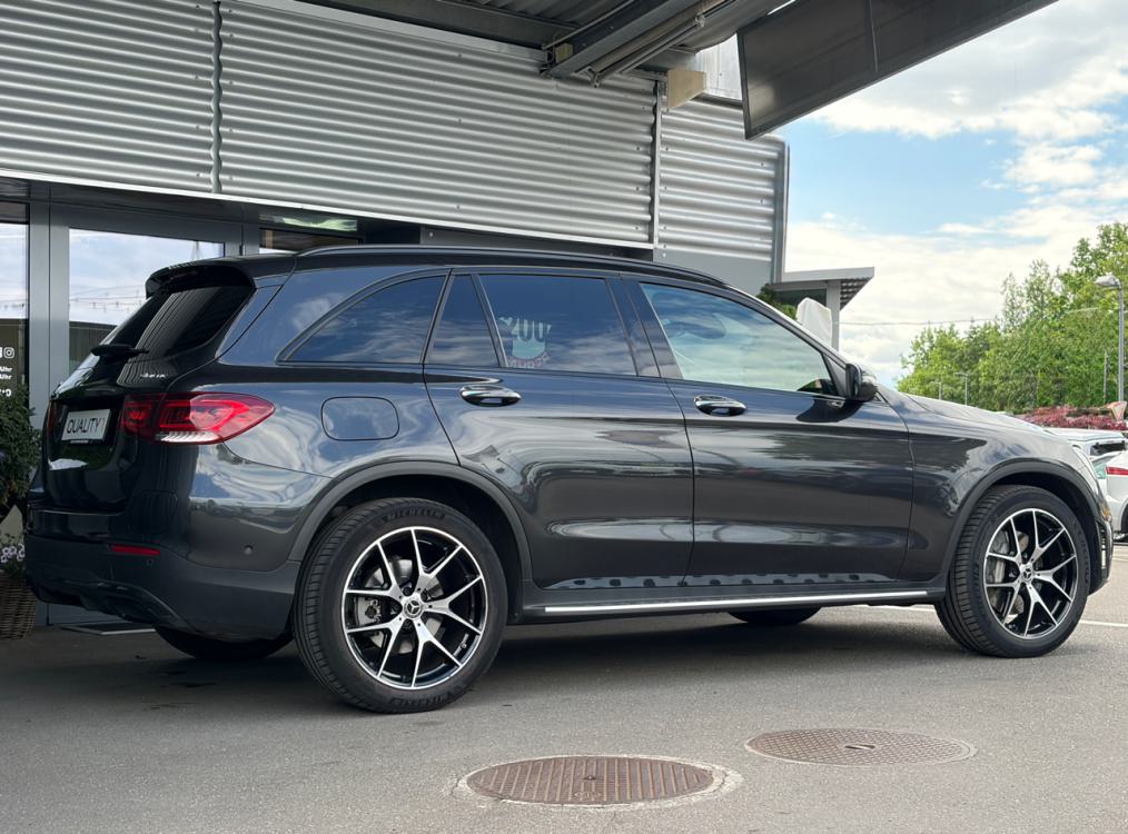 MERCEDES-BENZ GLC 300 e AMG Line 4Matic 9G-Tronic-showroom-element-2