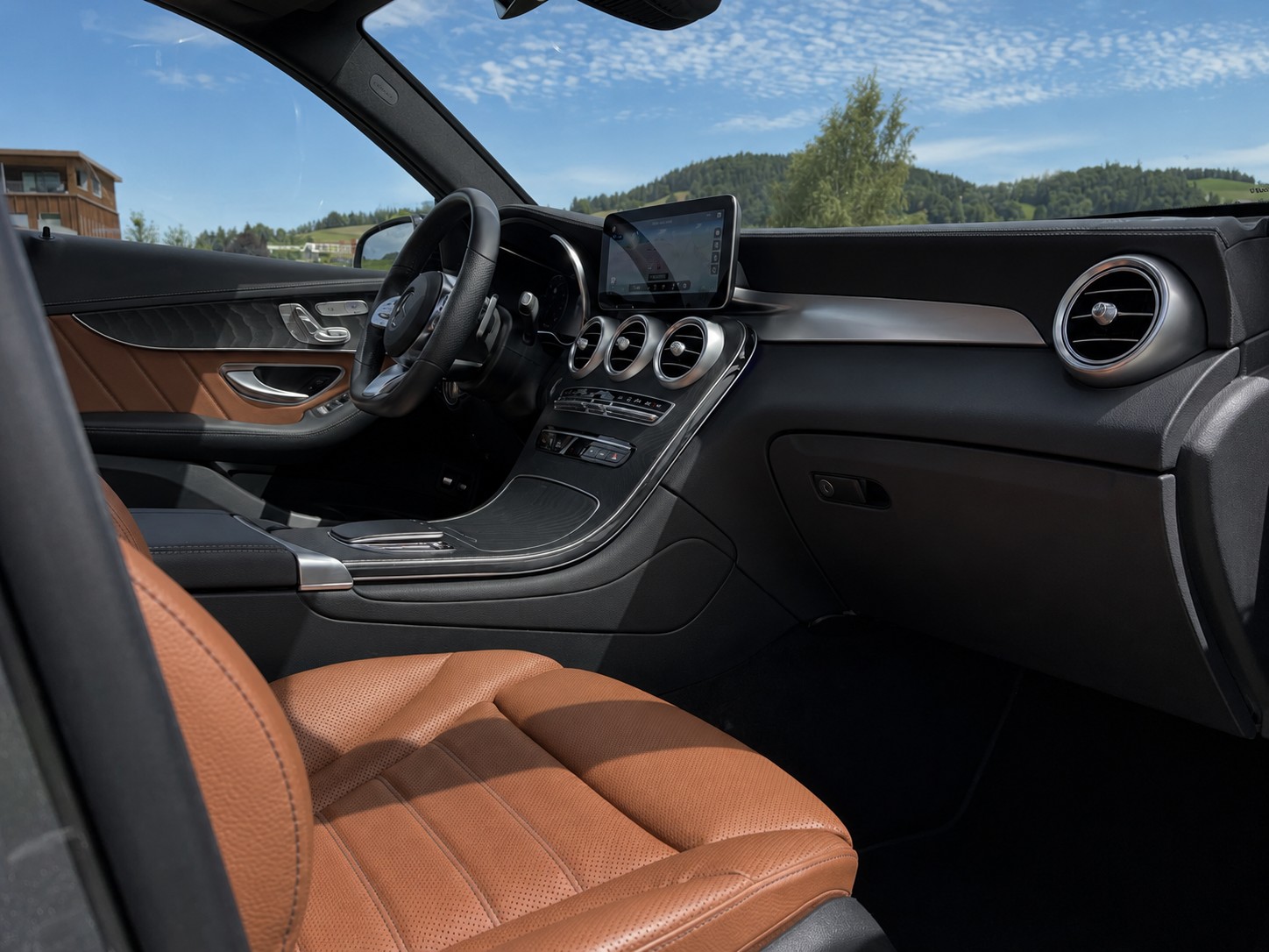 MERCEDES-BENZ GLC 300 e AMG Line 4Matic 9G-Tronic-image-4