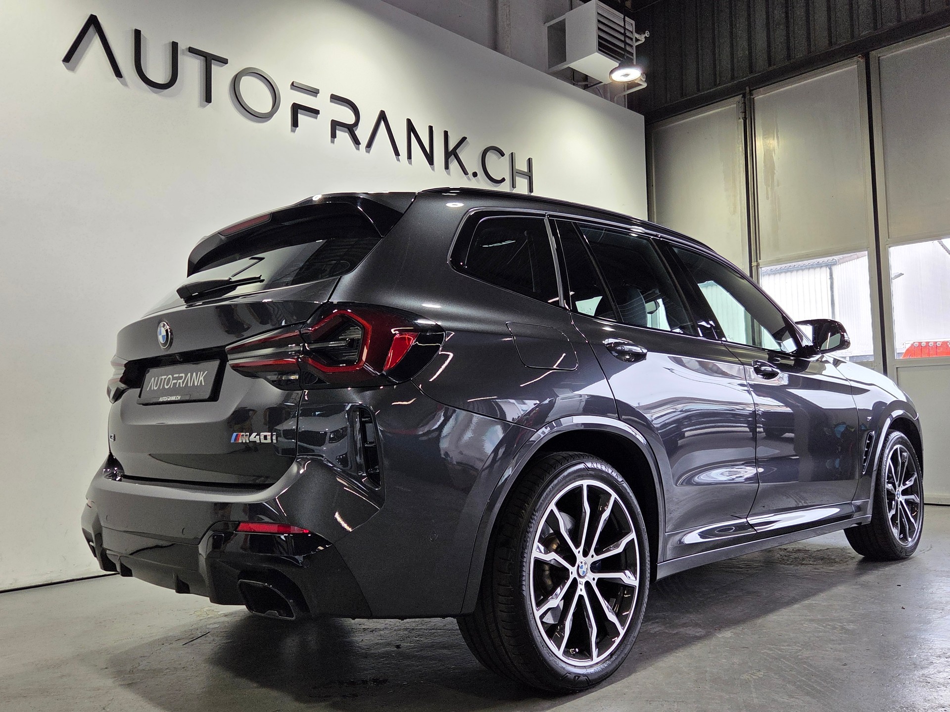 BMW X3 M40i-showroom-element-2