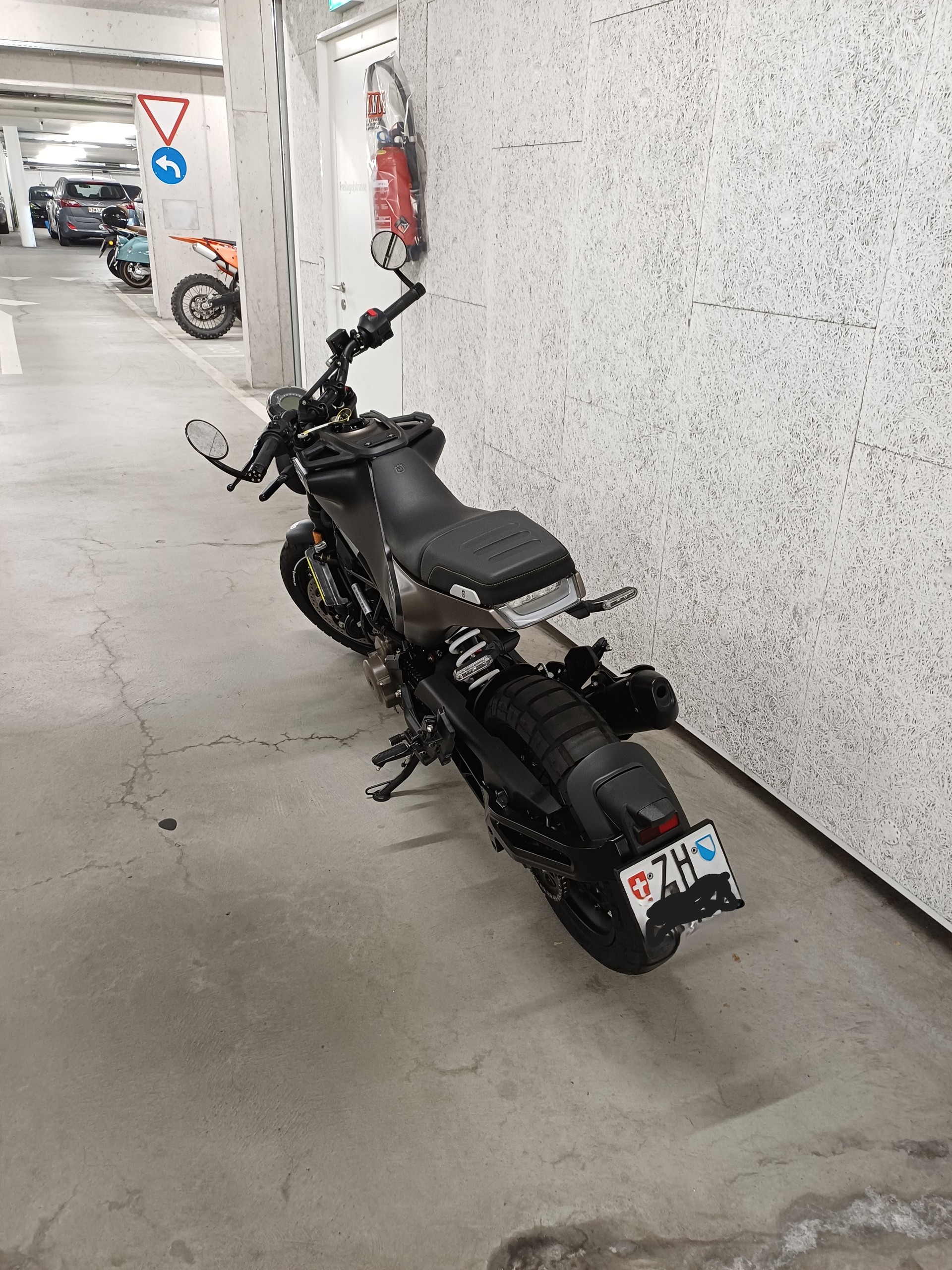 HUSQVARNA Svartpilen 401-image-2
