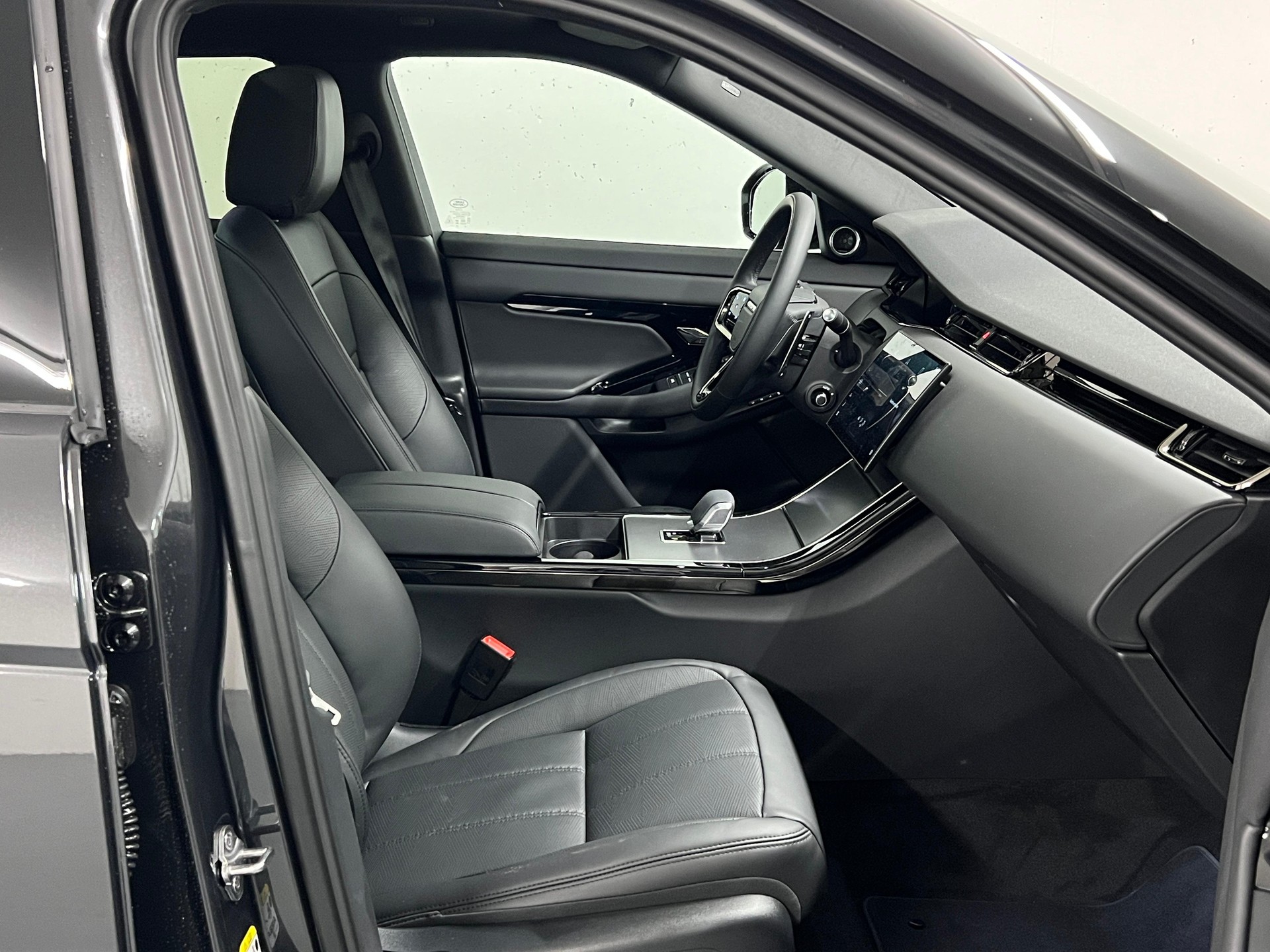 LAND ROVER Range Rover Evoque 1.5 T 270e Dynamic HSE-showroom-element-2