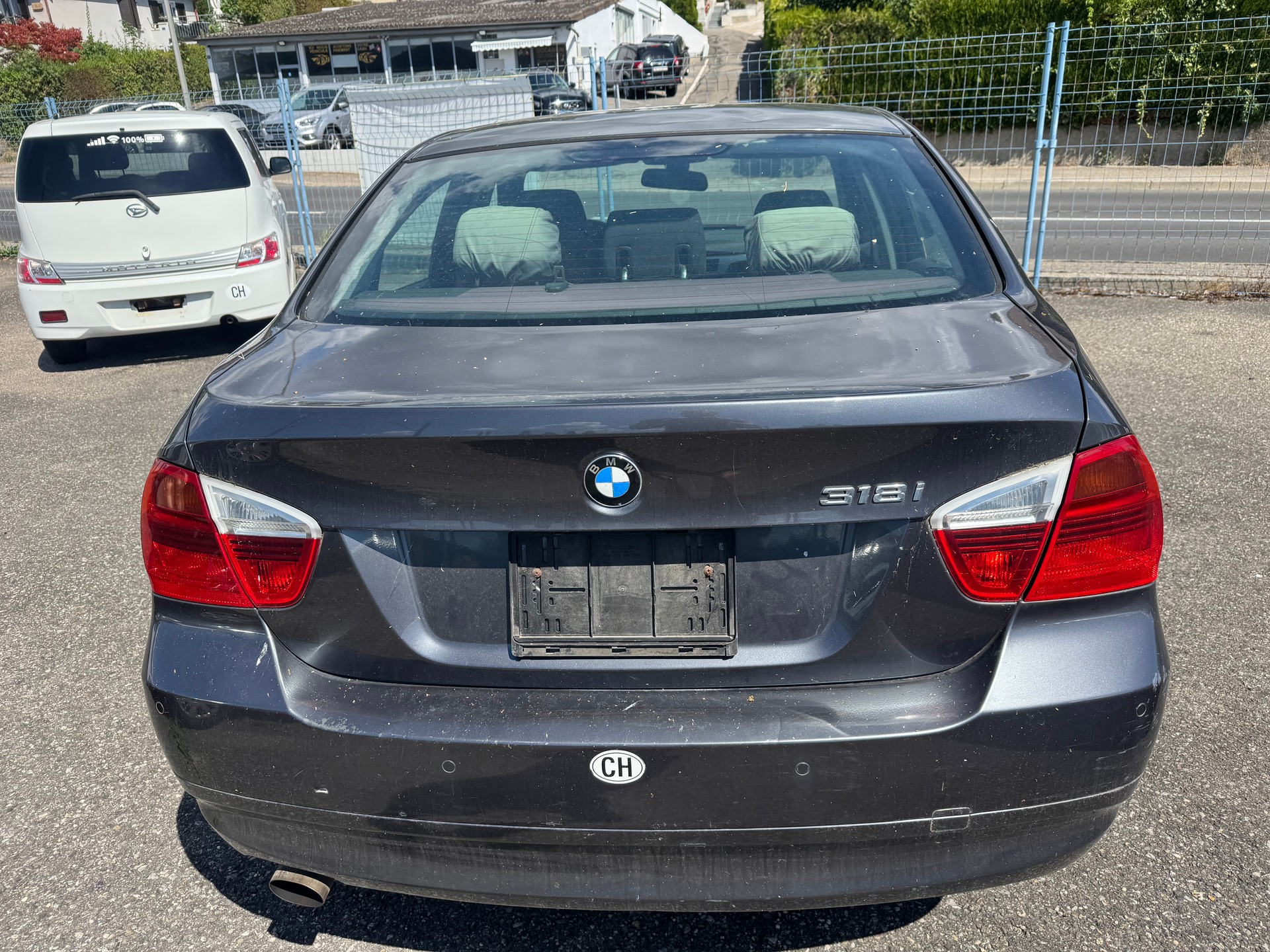 BMW 318i-image-1