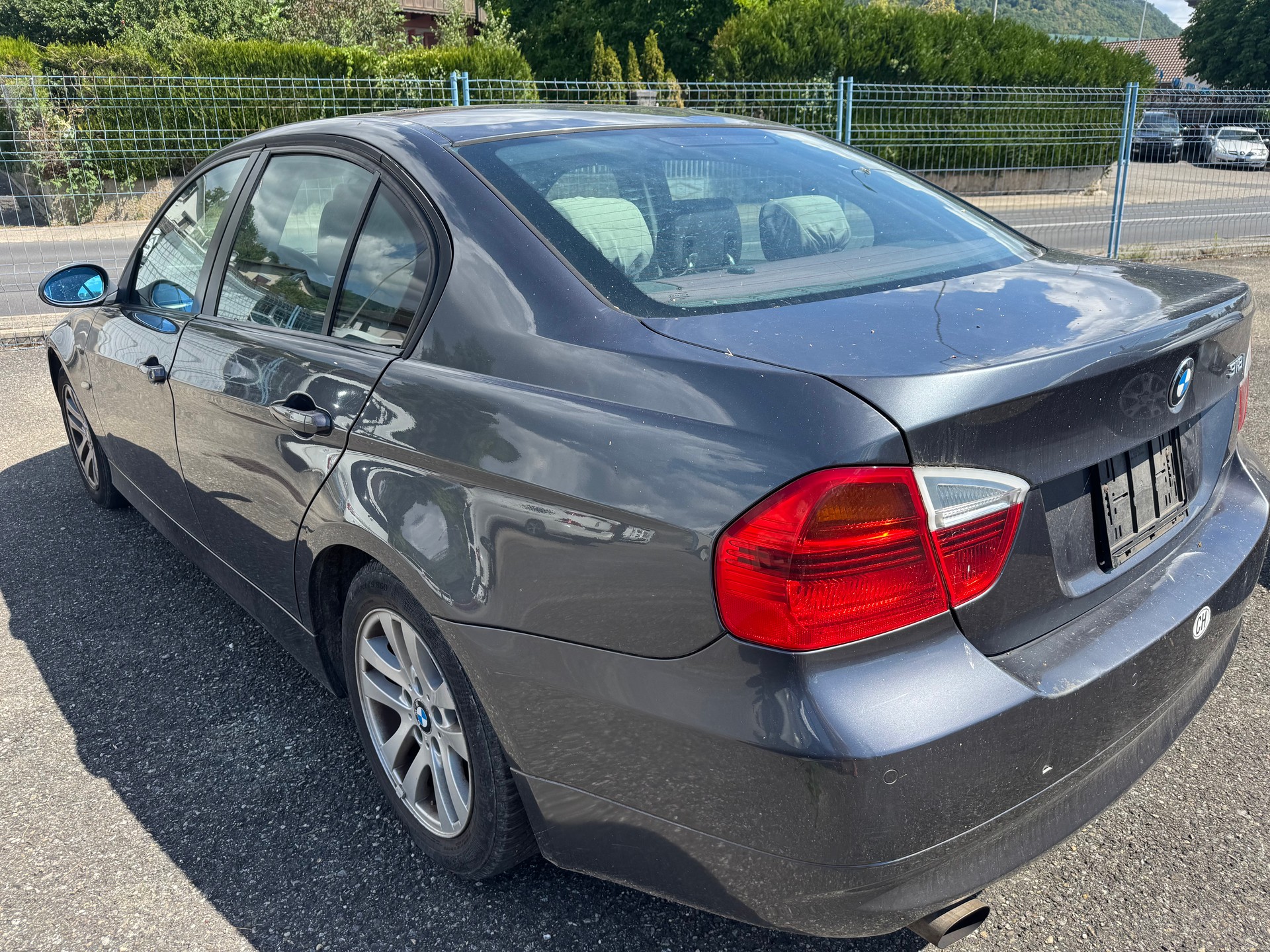 BMW 318i-image-3