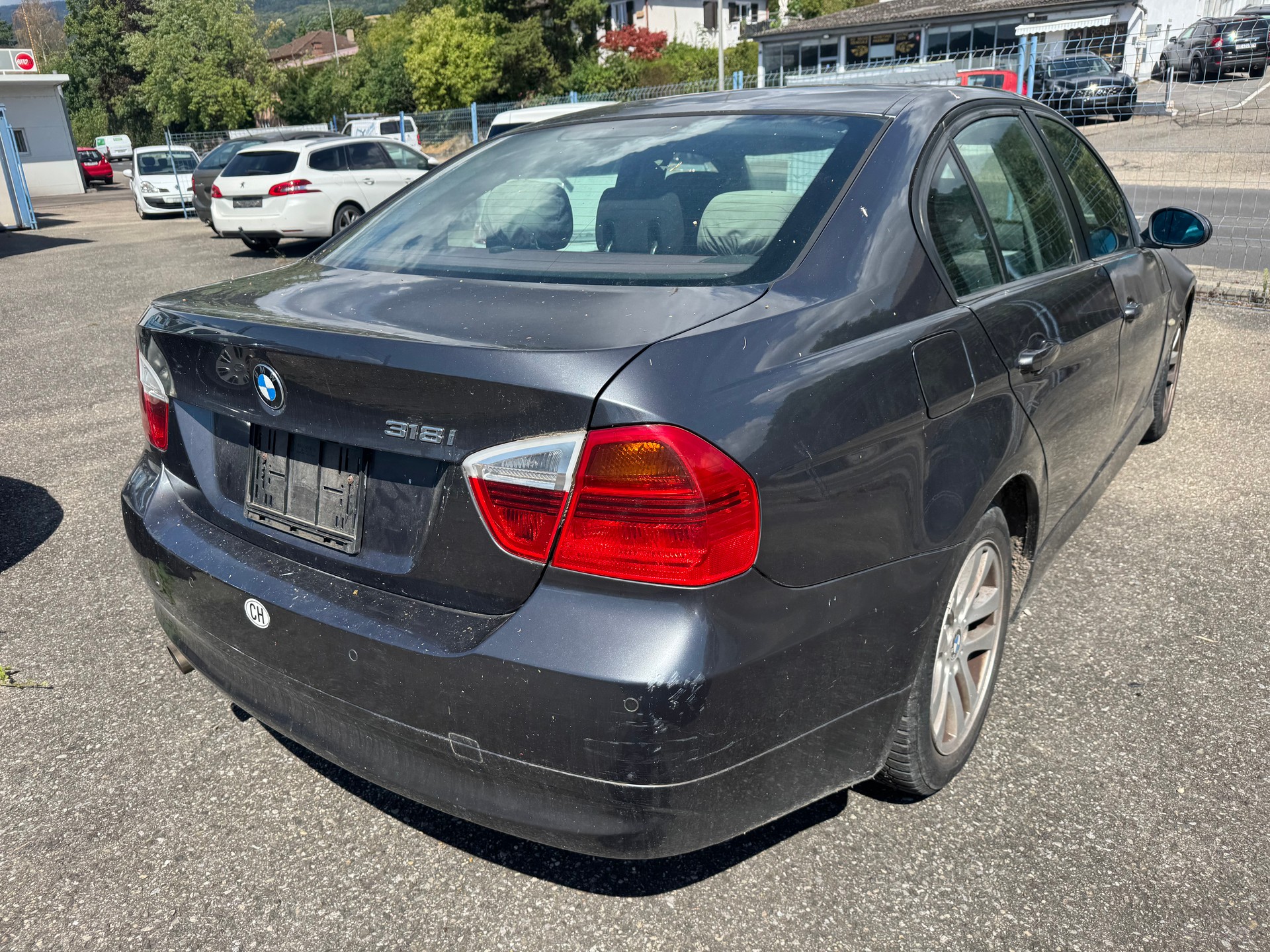 BMW 318i-image-2