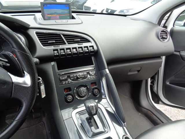 PEUGEOT 3008 2.0 HDI Swiss Edition Tiptronic-image-6