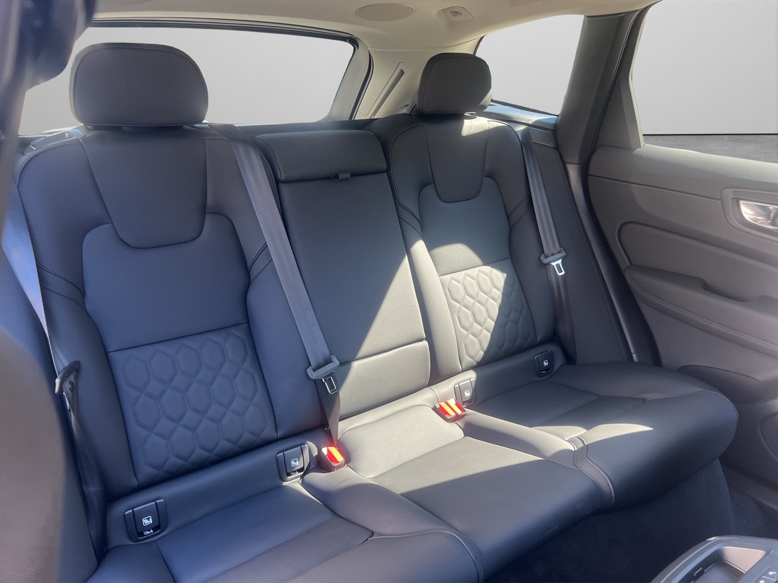 VOLVO XC60 T6 eAWD PluginHybrid Plus Dark Geartronic-image-12