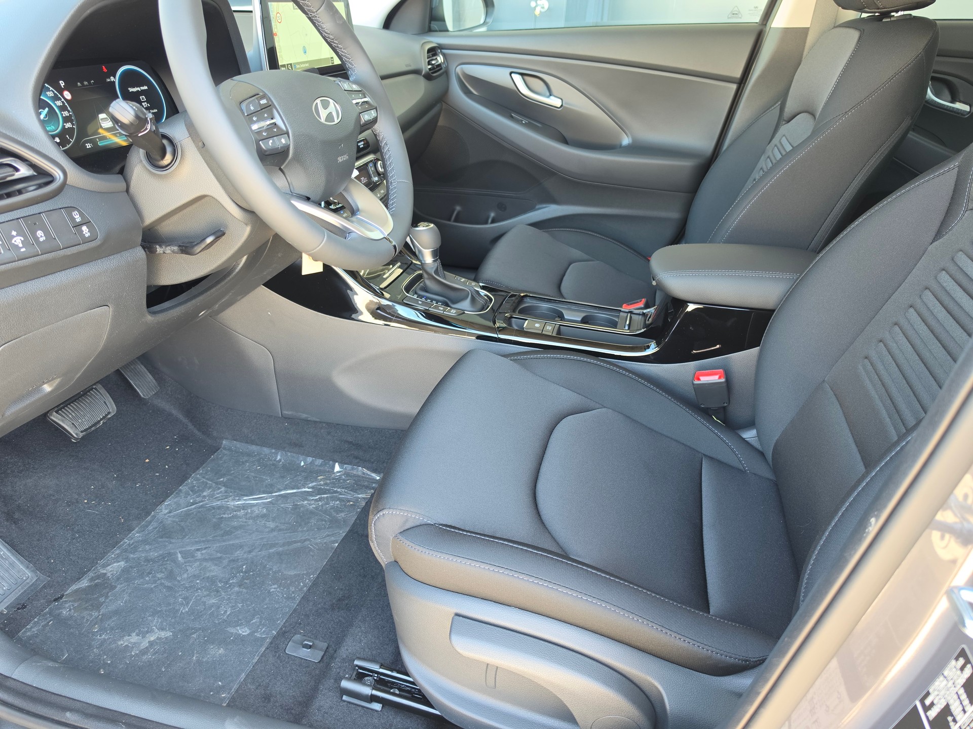 HYUNDAI i30 1.5 T-GDi Amplia DCT-image-2