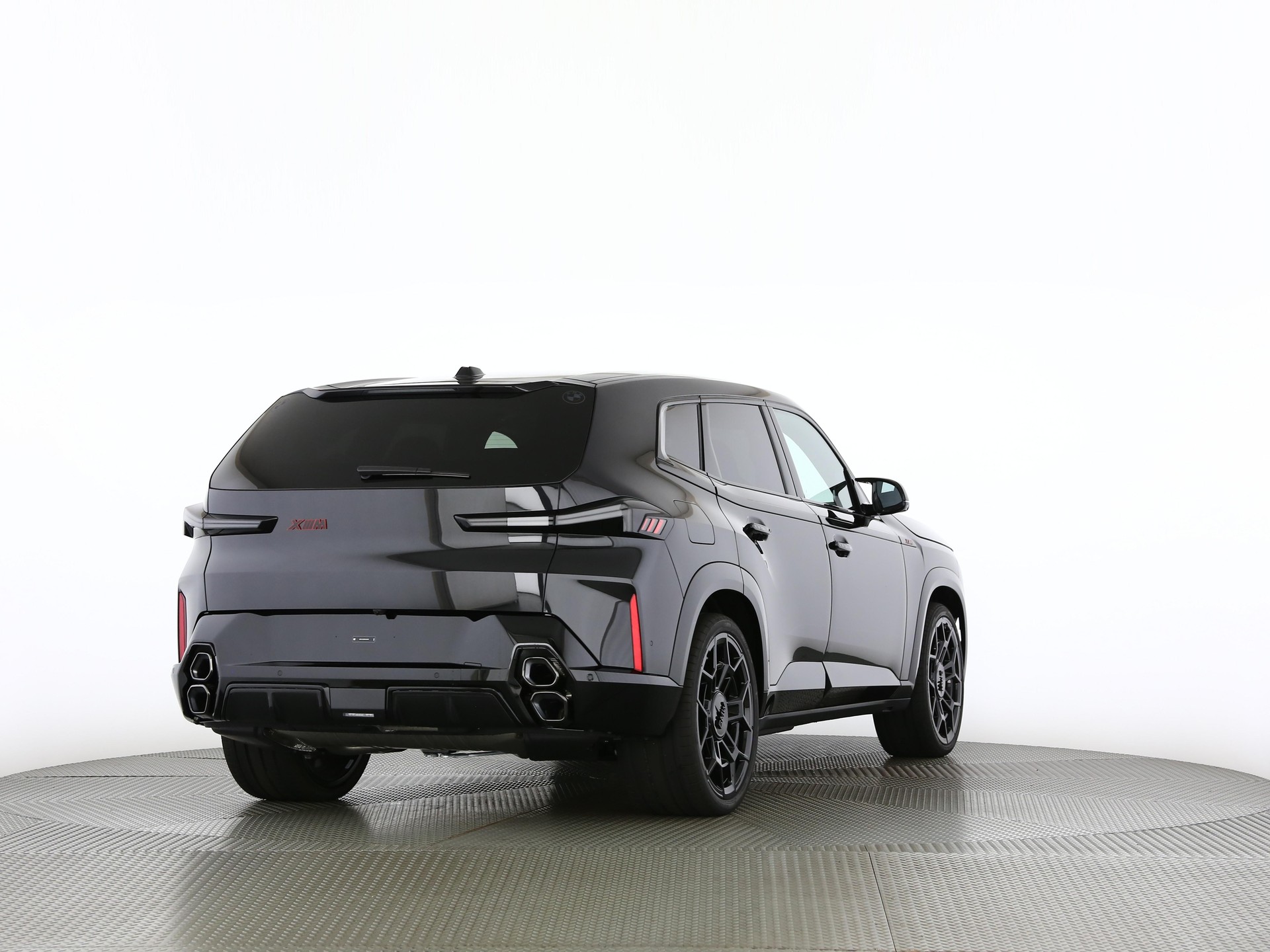BMW XM Label Plug-in Hybrid-showroom-element-1