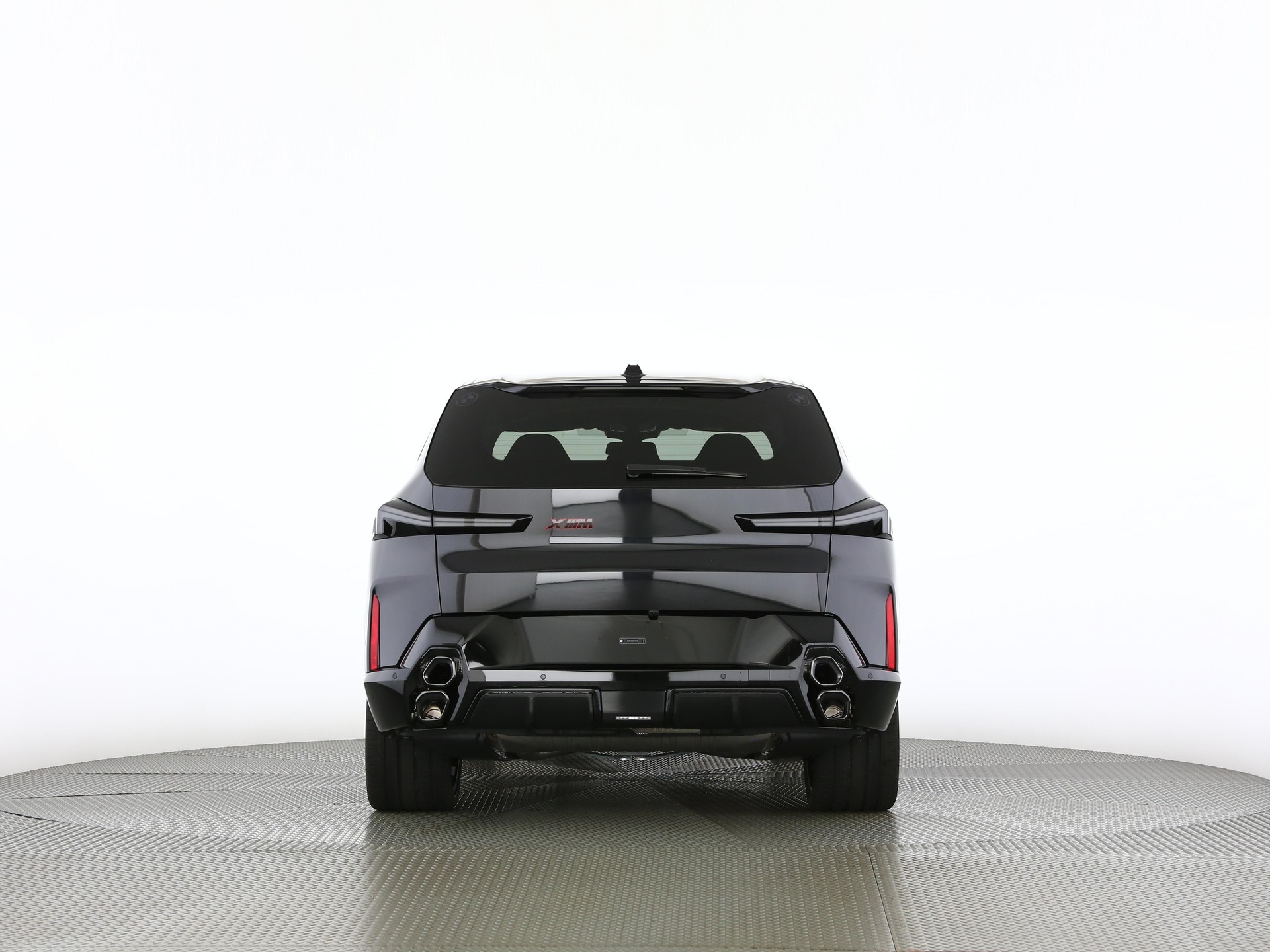 BMW XM Label Plug-in Hybrid-showroom-element-3