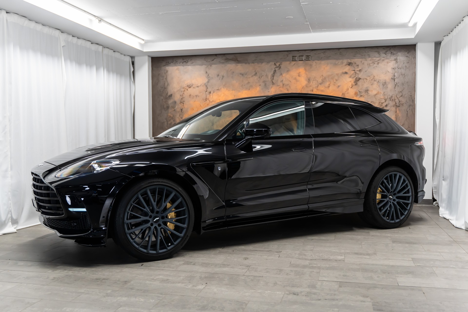 ASTON MARTIN DBX 707 4.0 V8 Bi-Turbo Q-Individual*Carbon*Garantie**AHK*23"*-showroom-element-2
