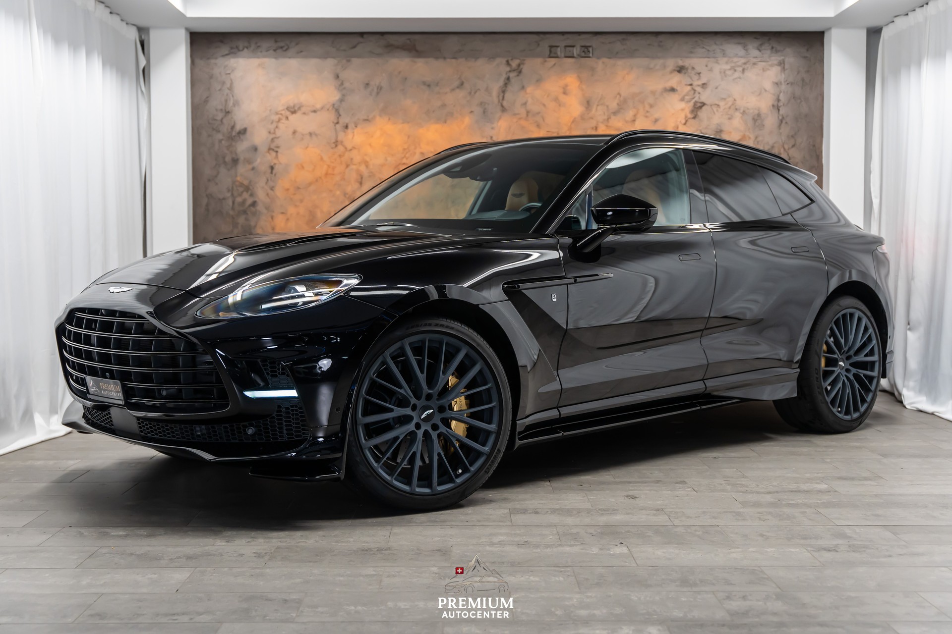 ASTON MARTIN DBX 707 4.0 V8 Bi-Turbo Q-Individual*Carbon*Garantie**AHK*23"*
