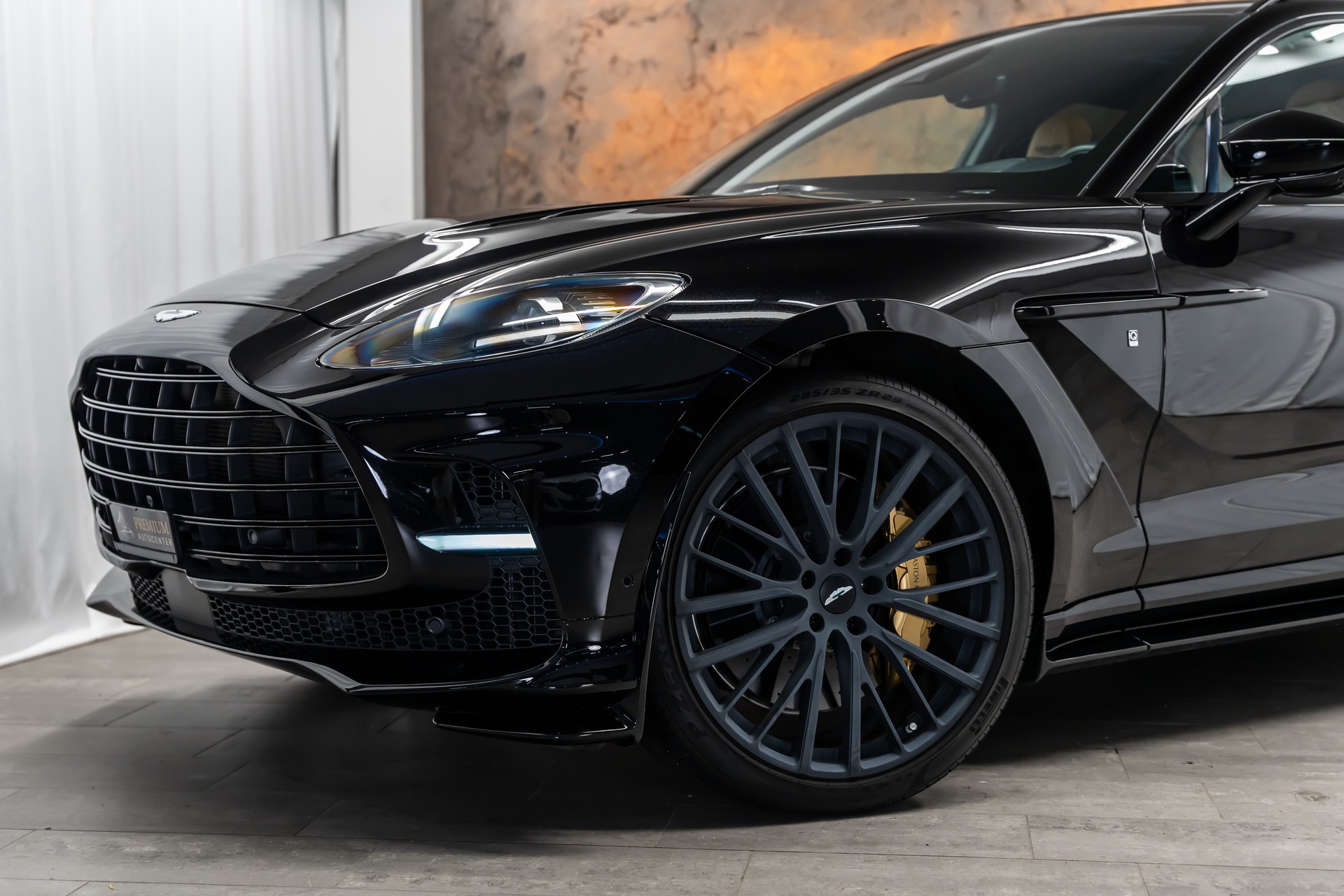 ASTON MARTIN DBX 707 4.0 V8 Bi-Turbo Q-Individual*Carbon*Garantie**AHK*23"*-showroom-element-1