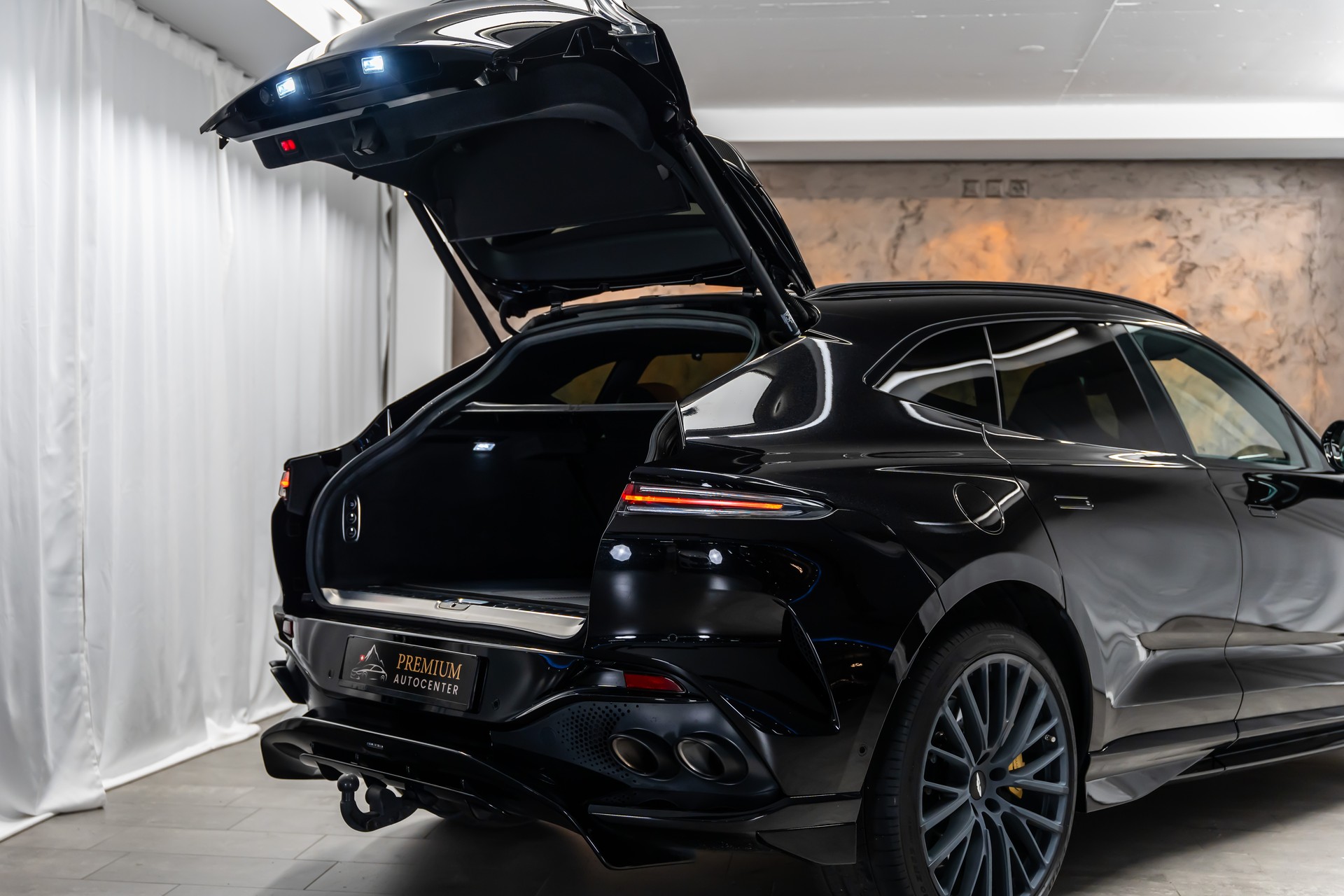 ASTON MARTIN DBX 707 4.0 V8 Bi-Turbo Q-Individual*Carbon*Garantie*AHK*23"*-image-12