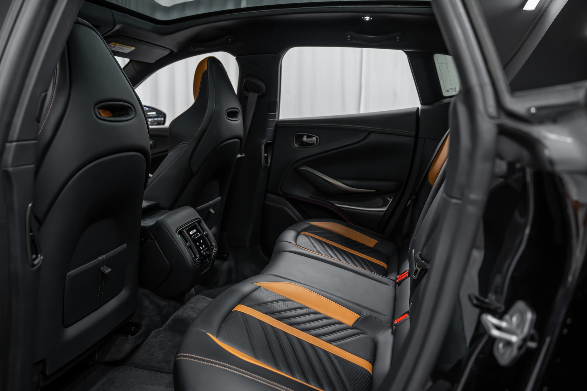 ASTON MARTIN DBX 707 4.0 V8 Bi-Turbo Q-Individual*Carbon*Garantie*AHK*23"*-image-18