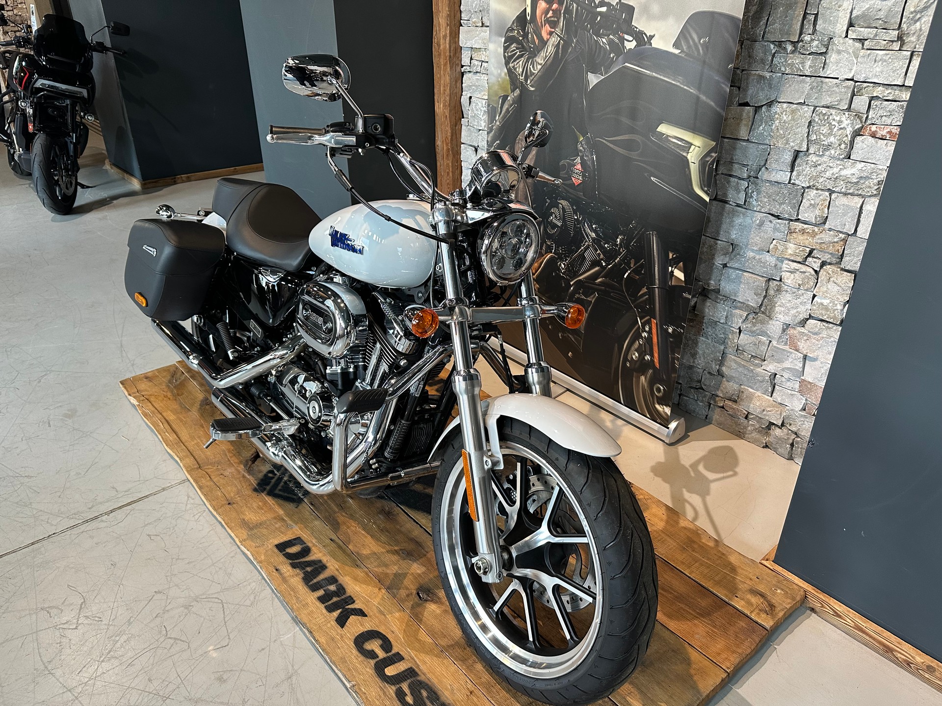 HARLEY-DAVIDSON XL 1200 T Super Low ABS-image-1