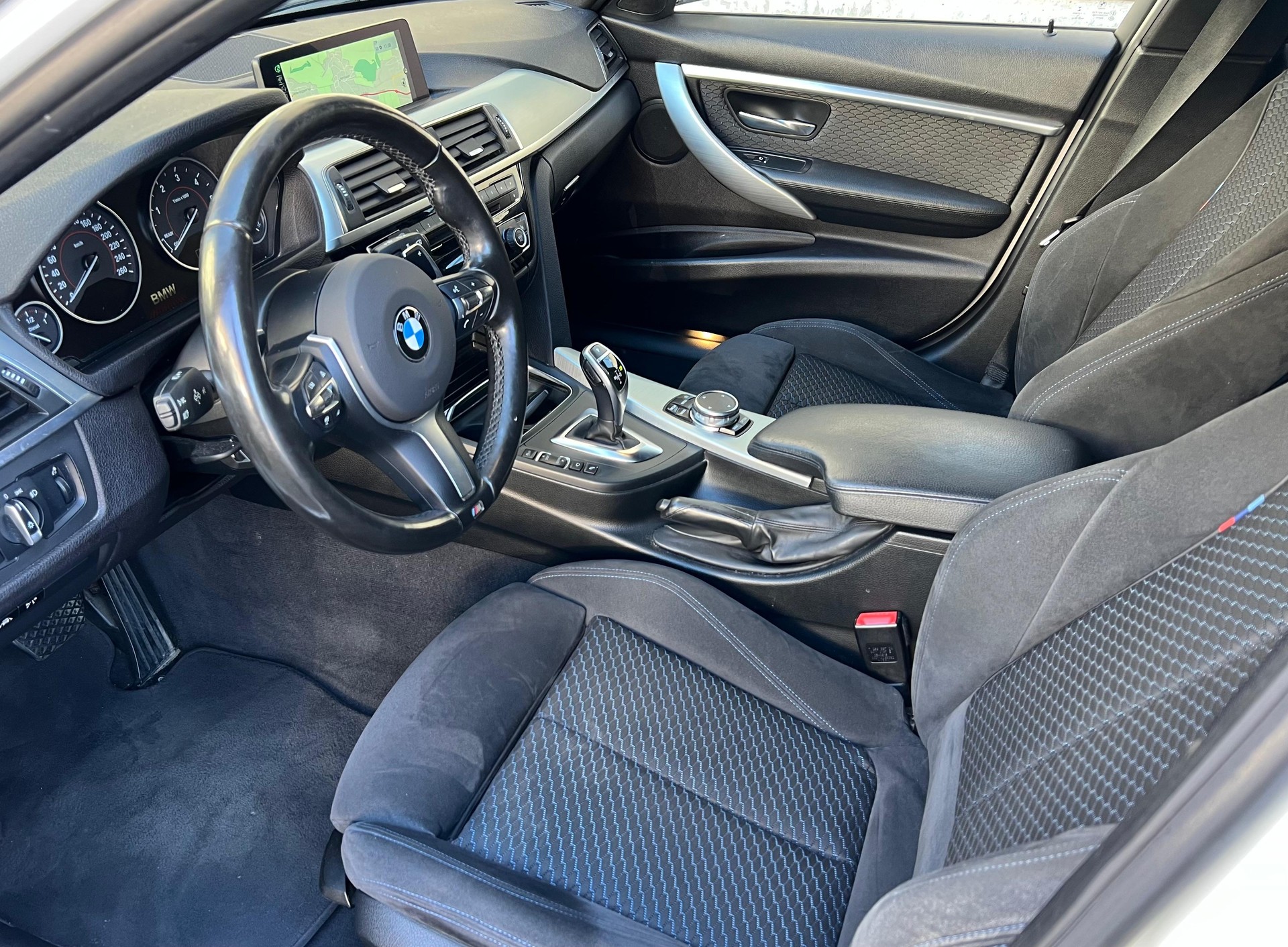 BMW 320d xDrive Touring Steptronic-image-8