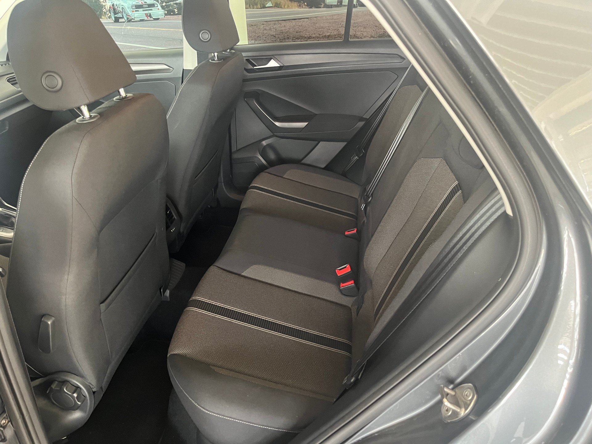 VW T-Roc 2.0 TSI Advance 4M, 8-fach bereift-image-9