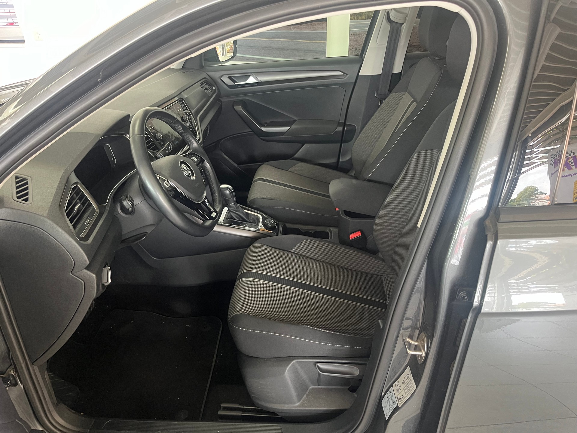 VW T-Roc 2.0 TSI Advance 4M, 8-fach bereift-image-8