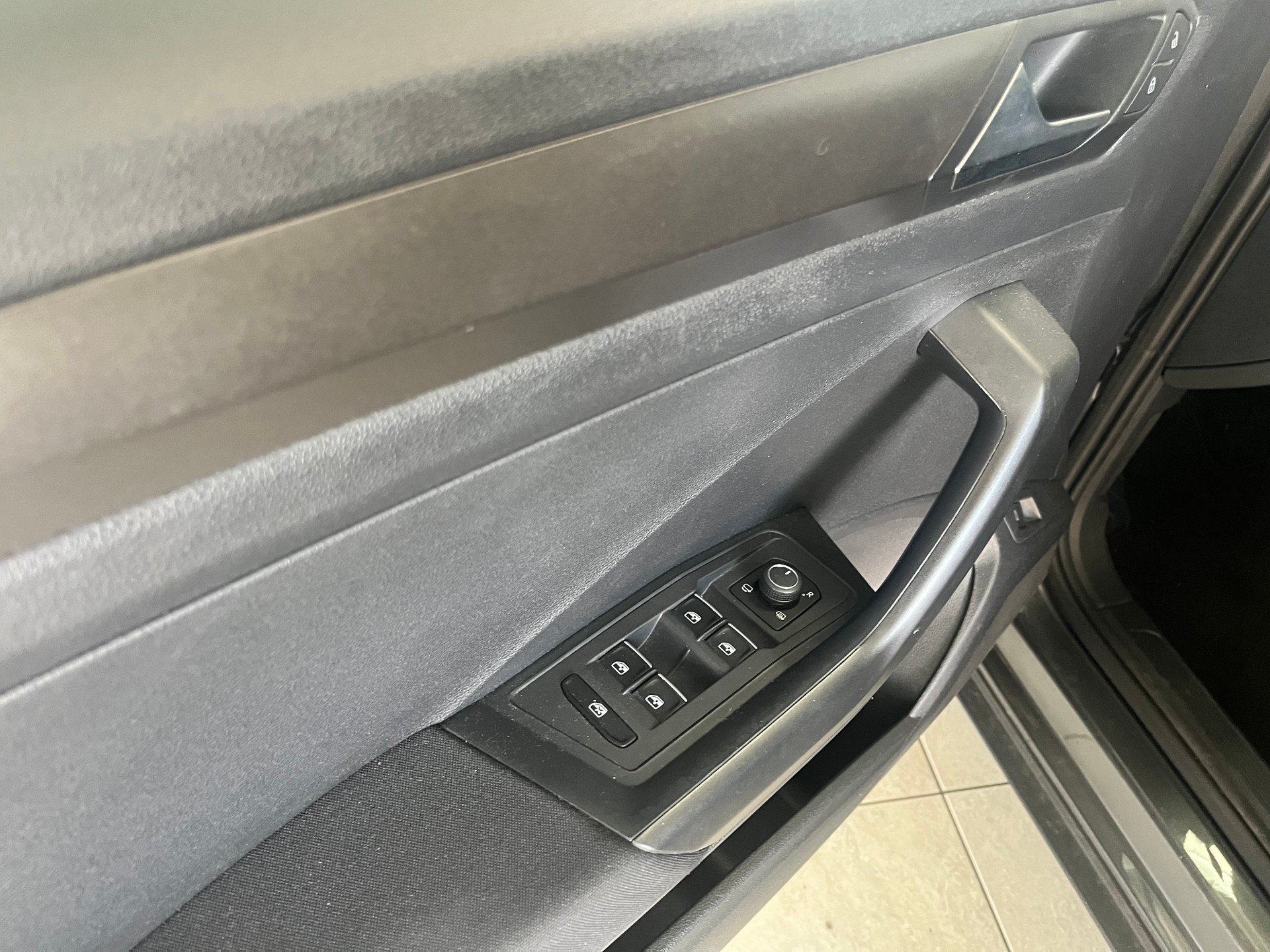 VW T-Roc 2.0 TSI Advance 4M, 8-fach bereift-image-11