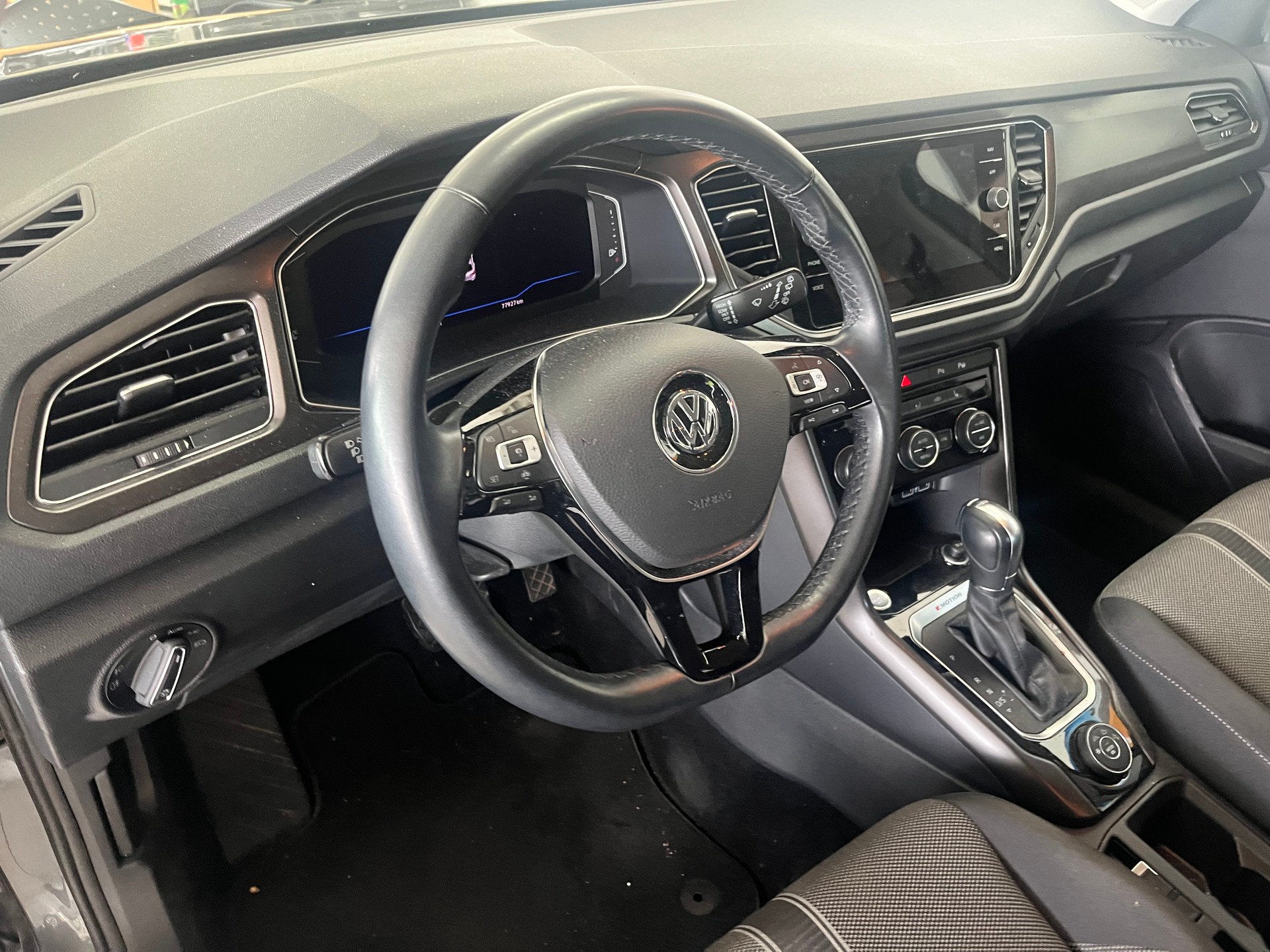 VW T-Roc 2.0 TSI Advance 4M, 8-fach bereift-image-12