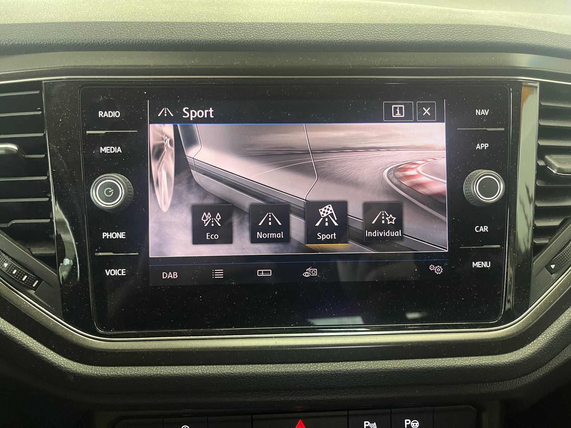 VW T-Roc 2.0 TSI Advance 4M, 8-fach bereift-image-14