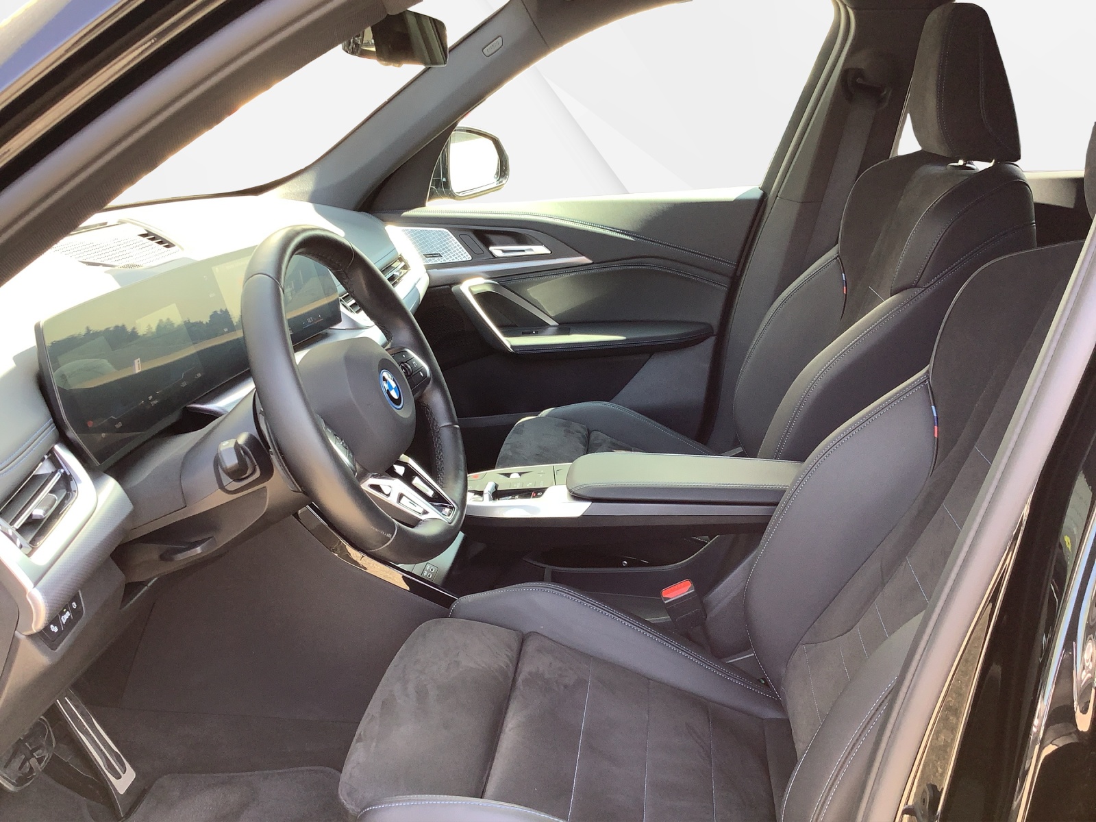 BMW iX1 xDrive 30 M Sport-image-12
