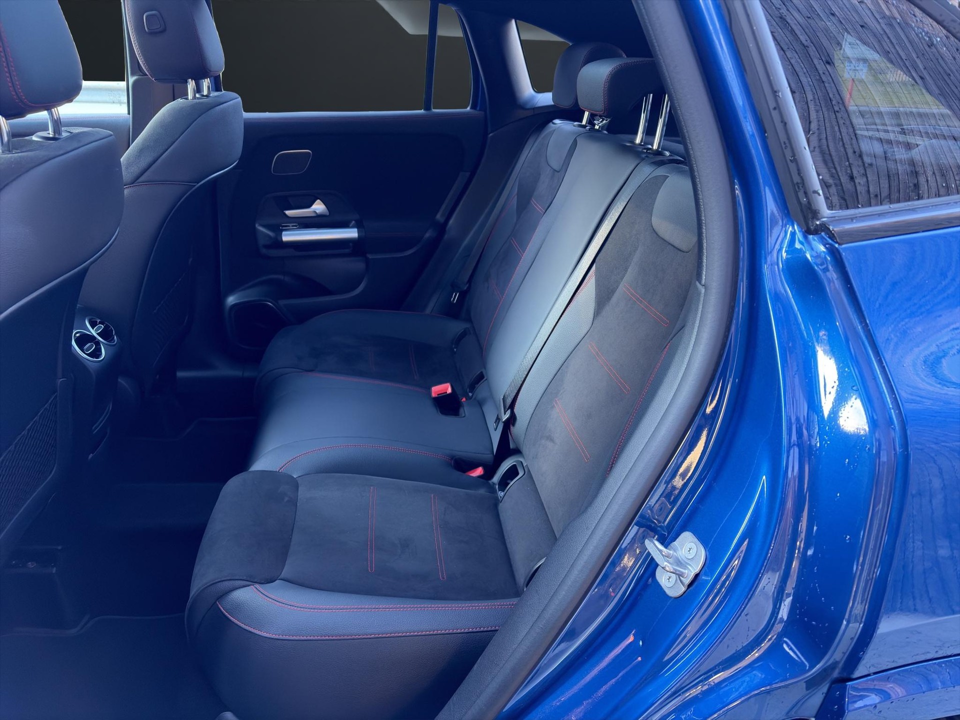 MERCEDES-BENZ GLA 250 Swiss Star AMG Line 4matic-image-11