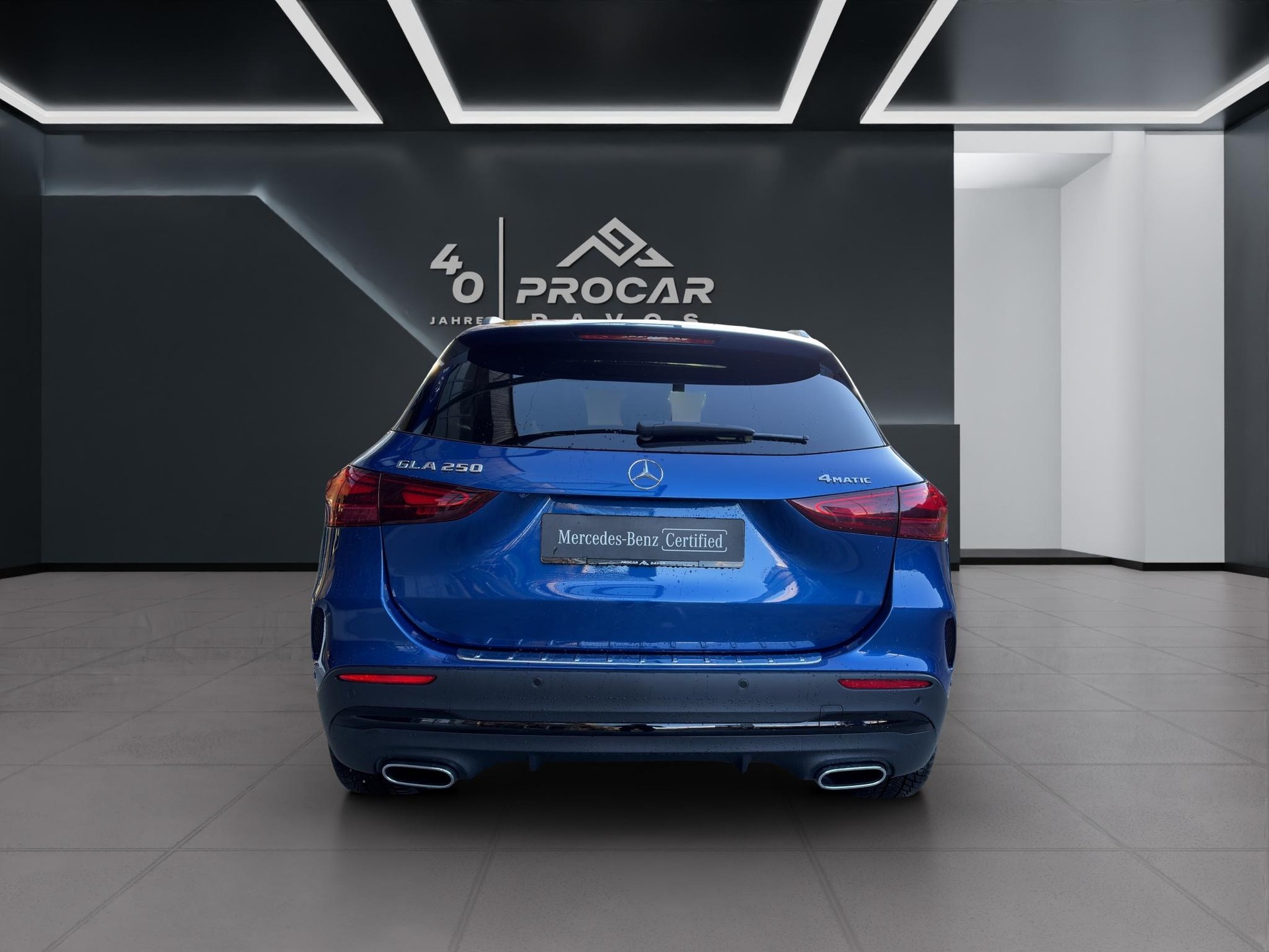 MERCEDES-BENZ GLA 250 Swiss Star AMG Line 4matic-image-4
