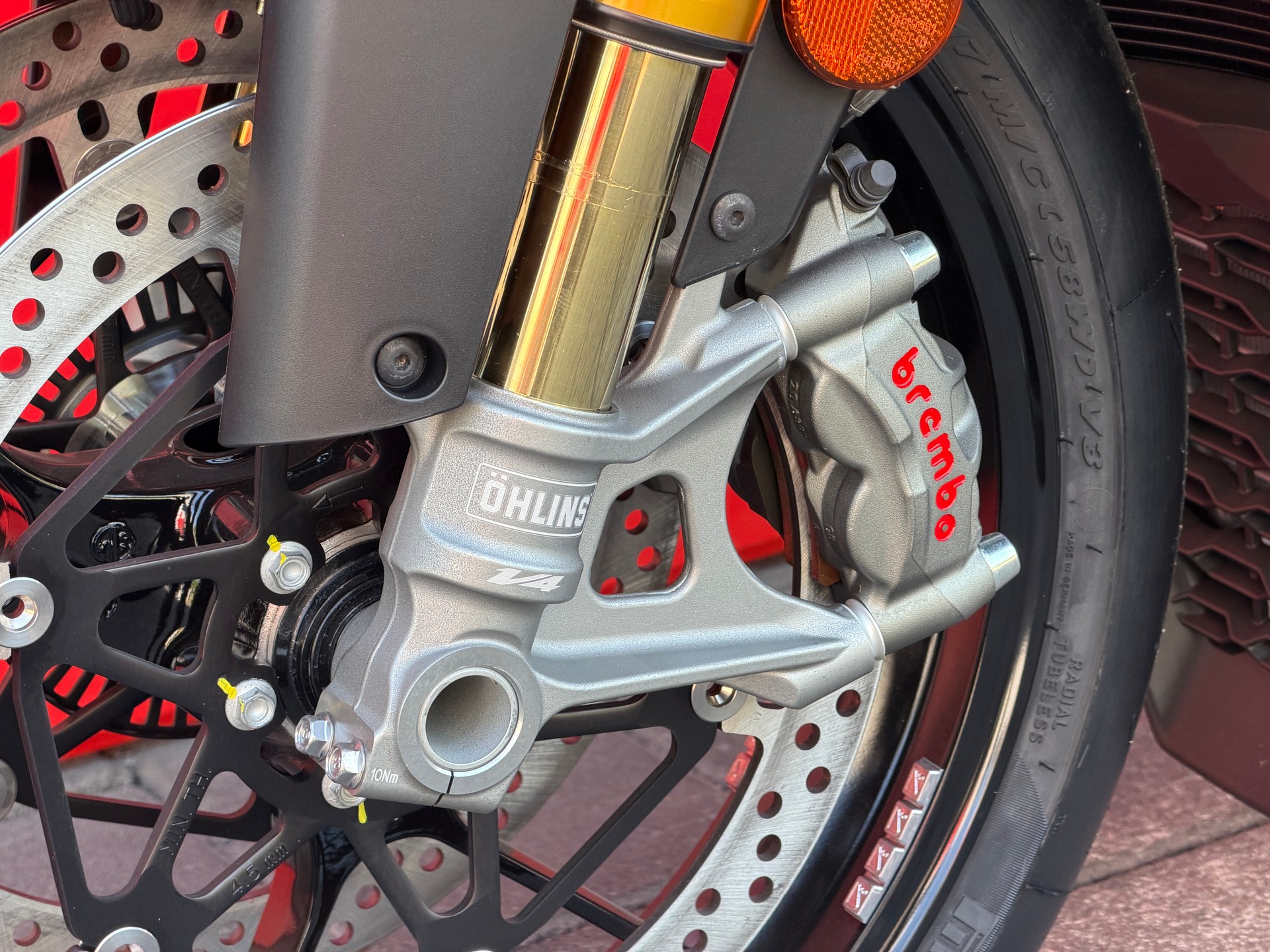 APRILIA Tuono V4 1100 Factory-image-8