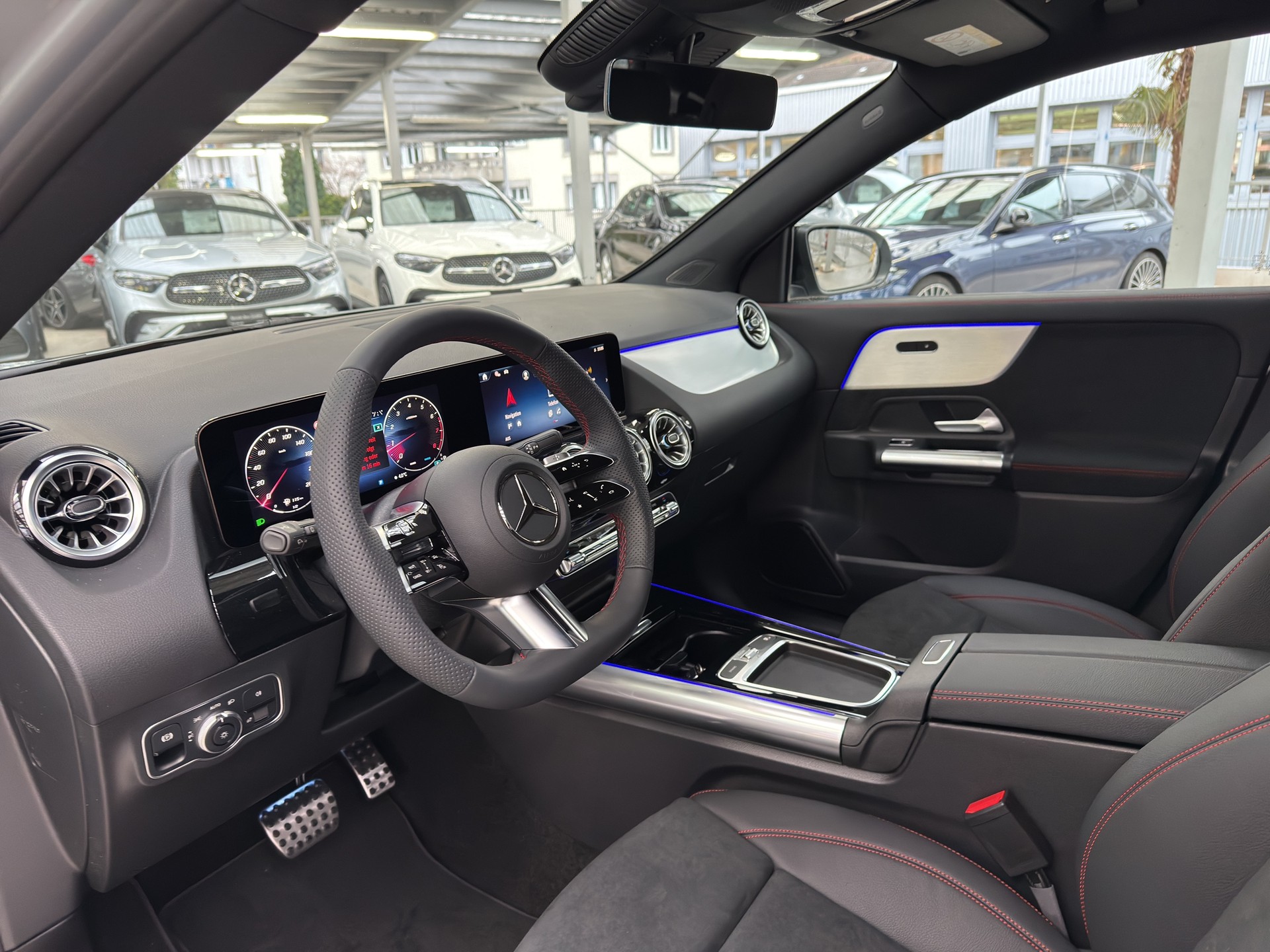 MERCEDES-BENZ GLA 250 4M - SwissStar / DISTRONIC / 360 Grad Kamera / AHK / Multibeam LED-image-9