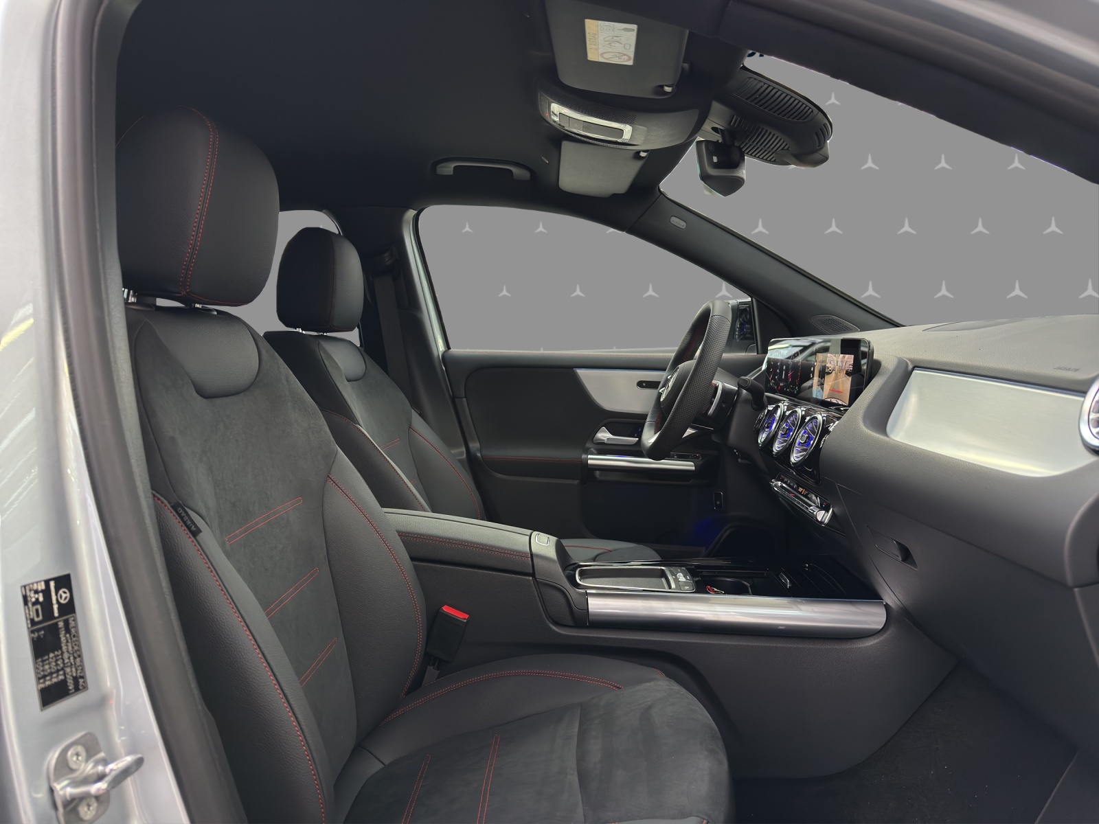 MERCEDES-BENZ GLA 250 4M - SwissStar / DISTRONIC / 360 Grad Kamera / AHK / Multibeam LED-image-15