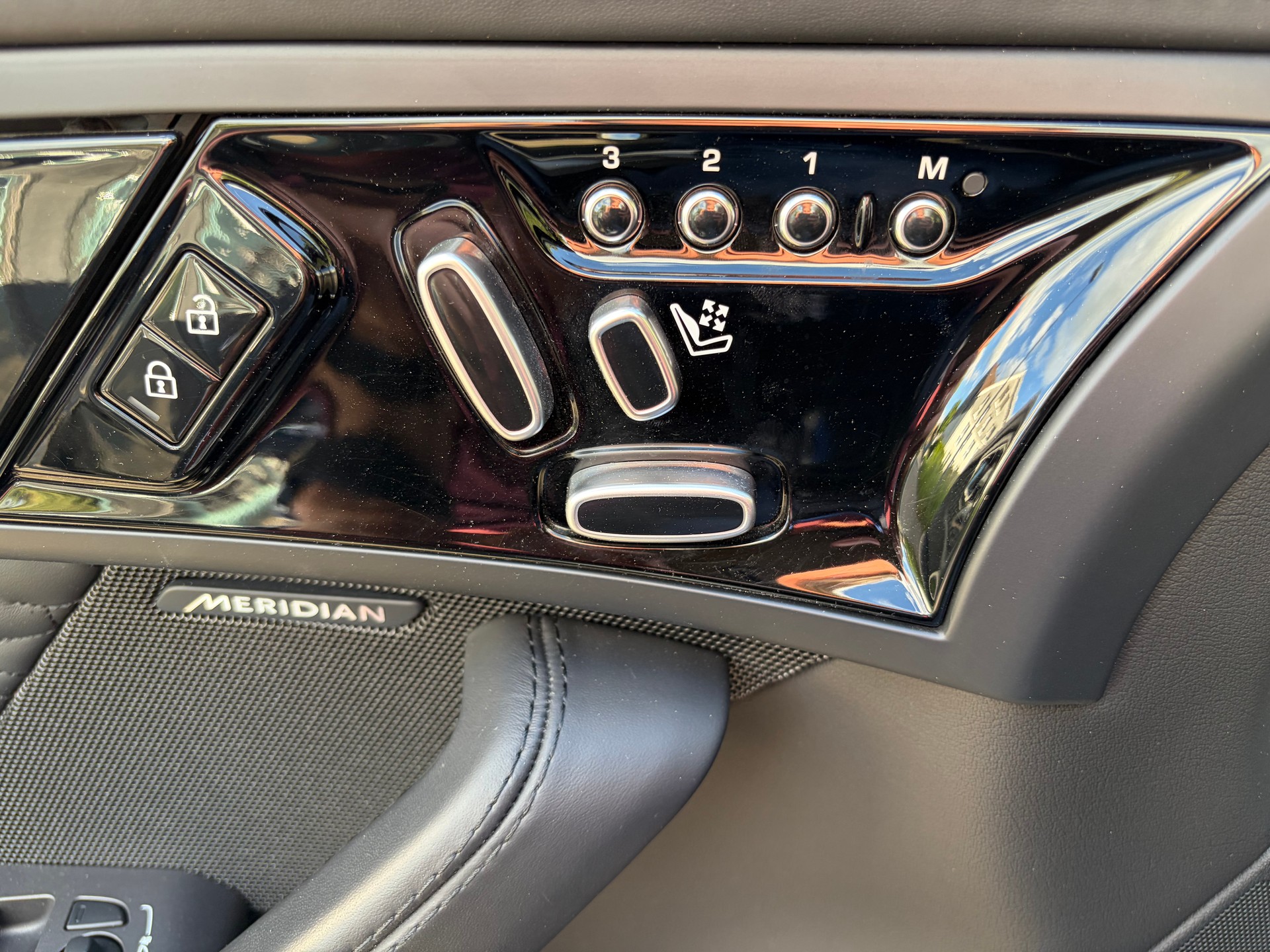 JAGUAR F-Type 5.0 V8 R-Dynamic 75 AWD-image-8