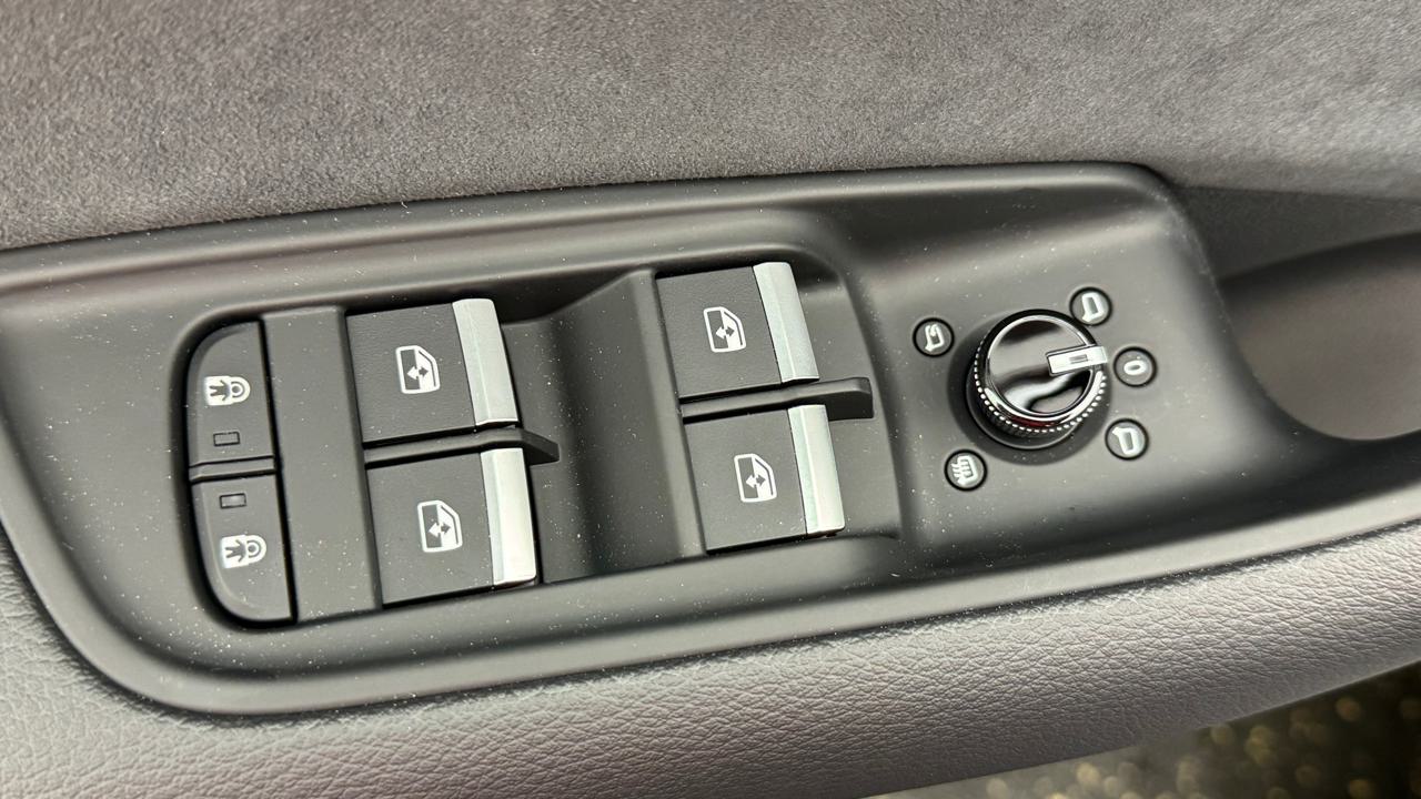 AUDI Q8 SUV TDI quattro 210 kW S line-image-8