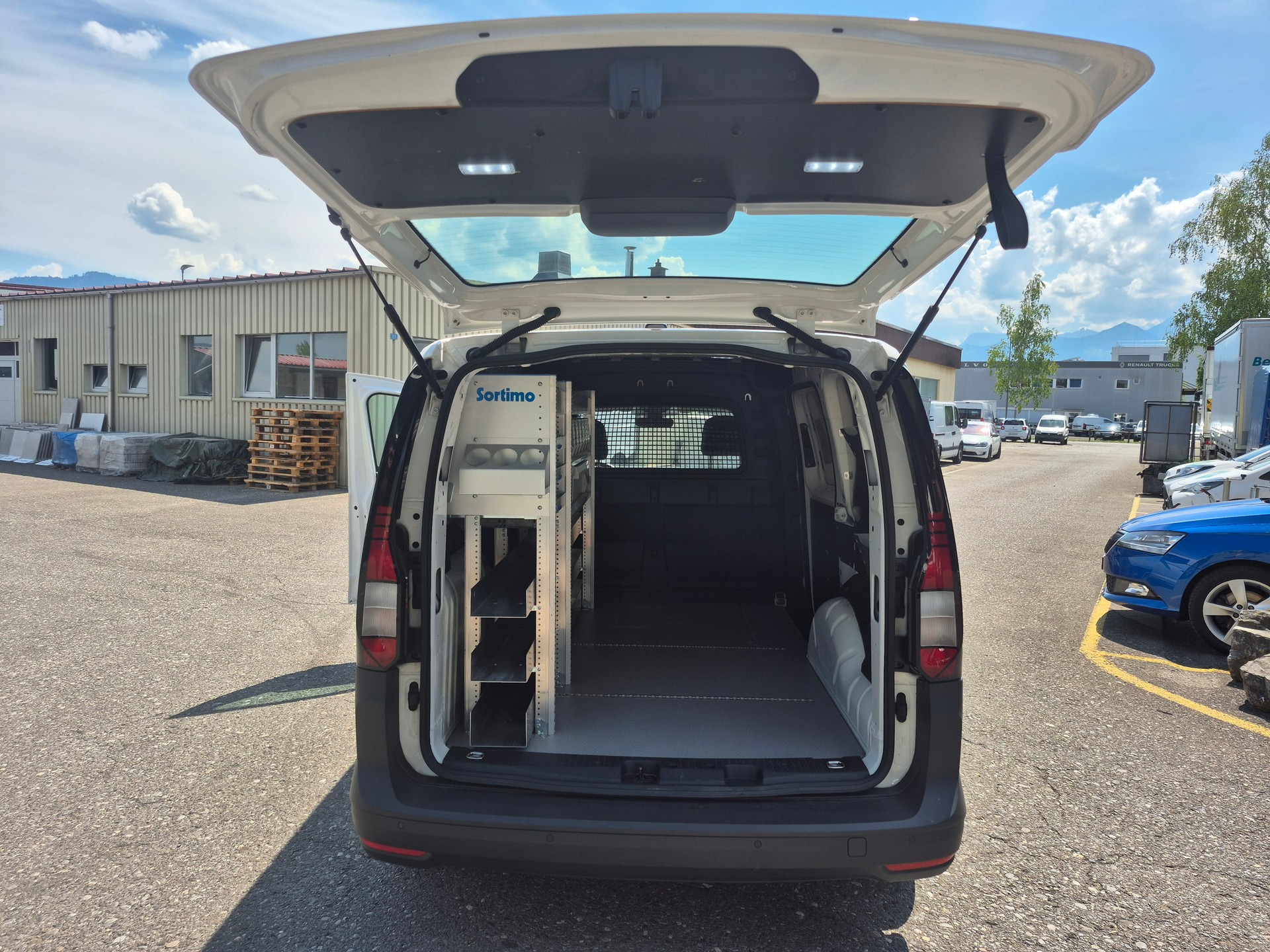 VW Caddy Cargo 2.0TDI Maxi-image-9