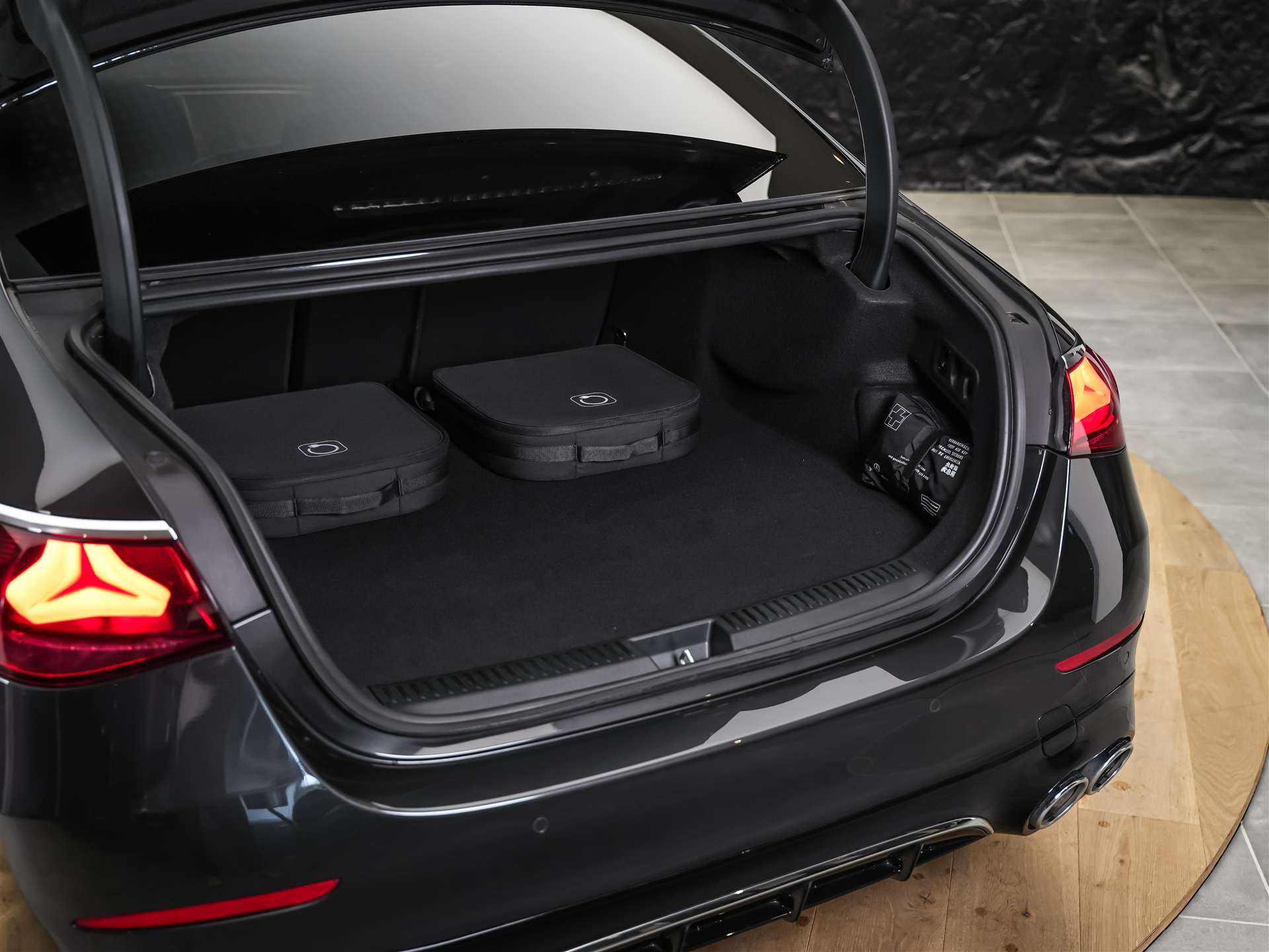 MERCEDES-BENZ E 53 AMG Hybrid 4Matic+ 9G-Tronic *21" Felgen*Werksgarantie*Head-Up*Burmester*-image-44